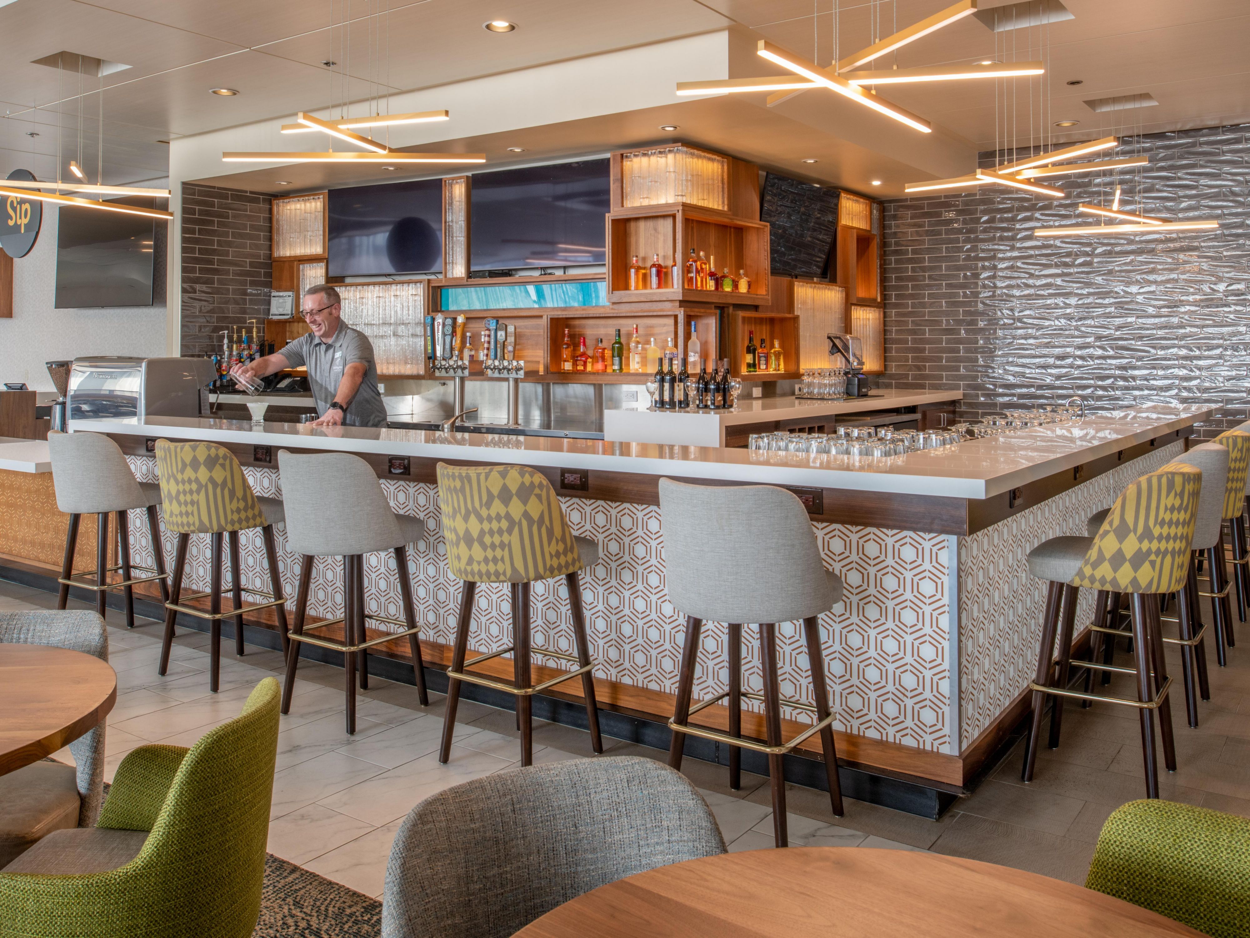 Dive into modern Pacific Northwest cuisine at our Portland restaurant, Jantzen Beach Bar + Grill. Enjoy comfort food with a PDX twist and fresh NW flavors paired with hand-crafted cocktails and local wine and beer. Enjoy small and large plates, steaks, seafood, burgers, and salads in the laid-back ambiance of our locally-inspired eatery. 