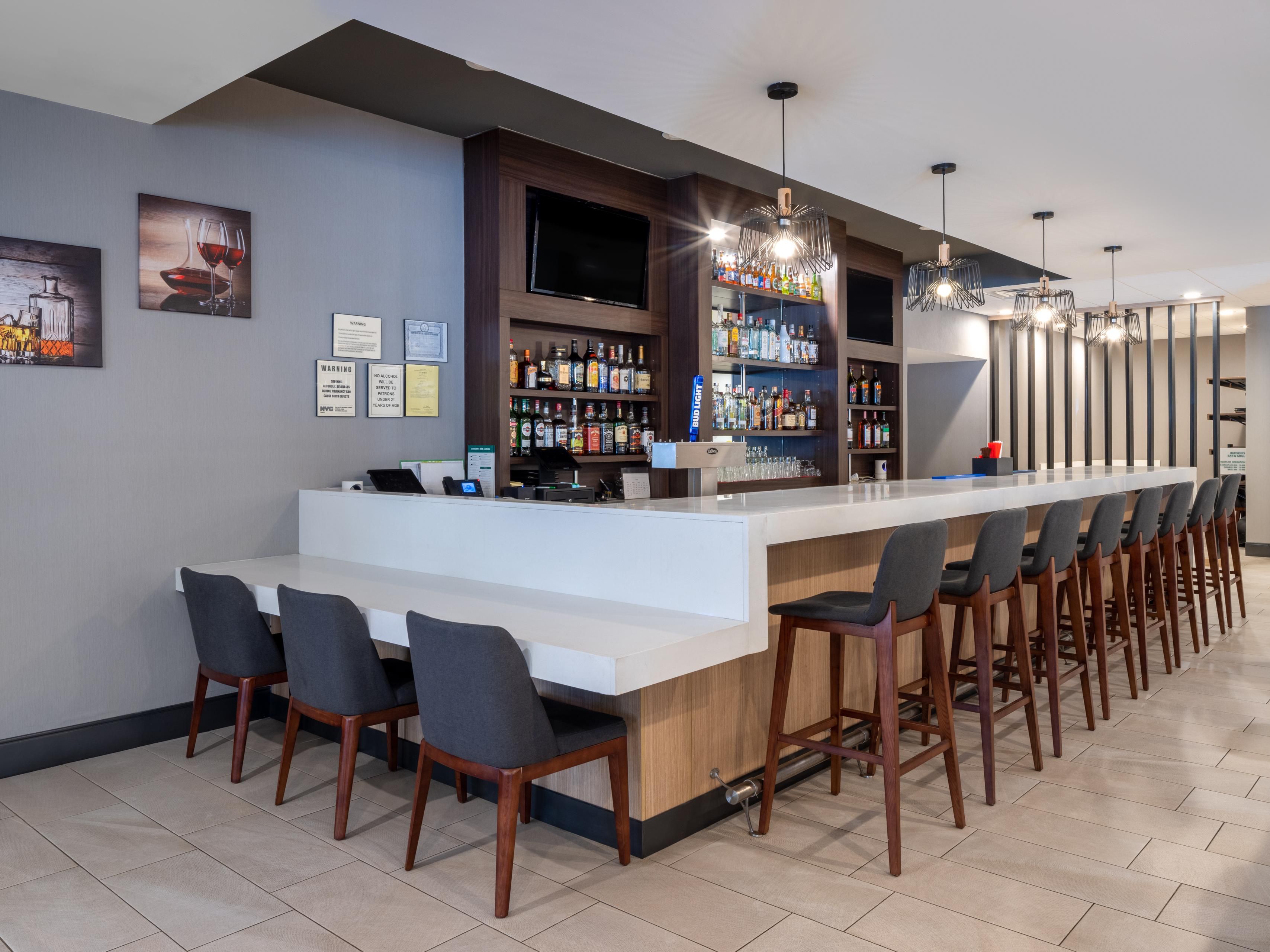 Enjoy comfort food and pub fare at Hudson's Bar & Grill, our onsite restaurant serving breakfast and dinner.  Plus, delight in handcrafted cocktails at our bar. Breakfast hours: Monday to Friday, 6:30 to 9:30 AM; Sat/Sun, 7 to 10AM. Breakfast is not included with guest stay.  Dinner 6-9 M-TH & 5-9 Fri/Sat.
