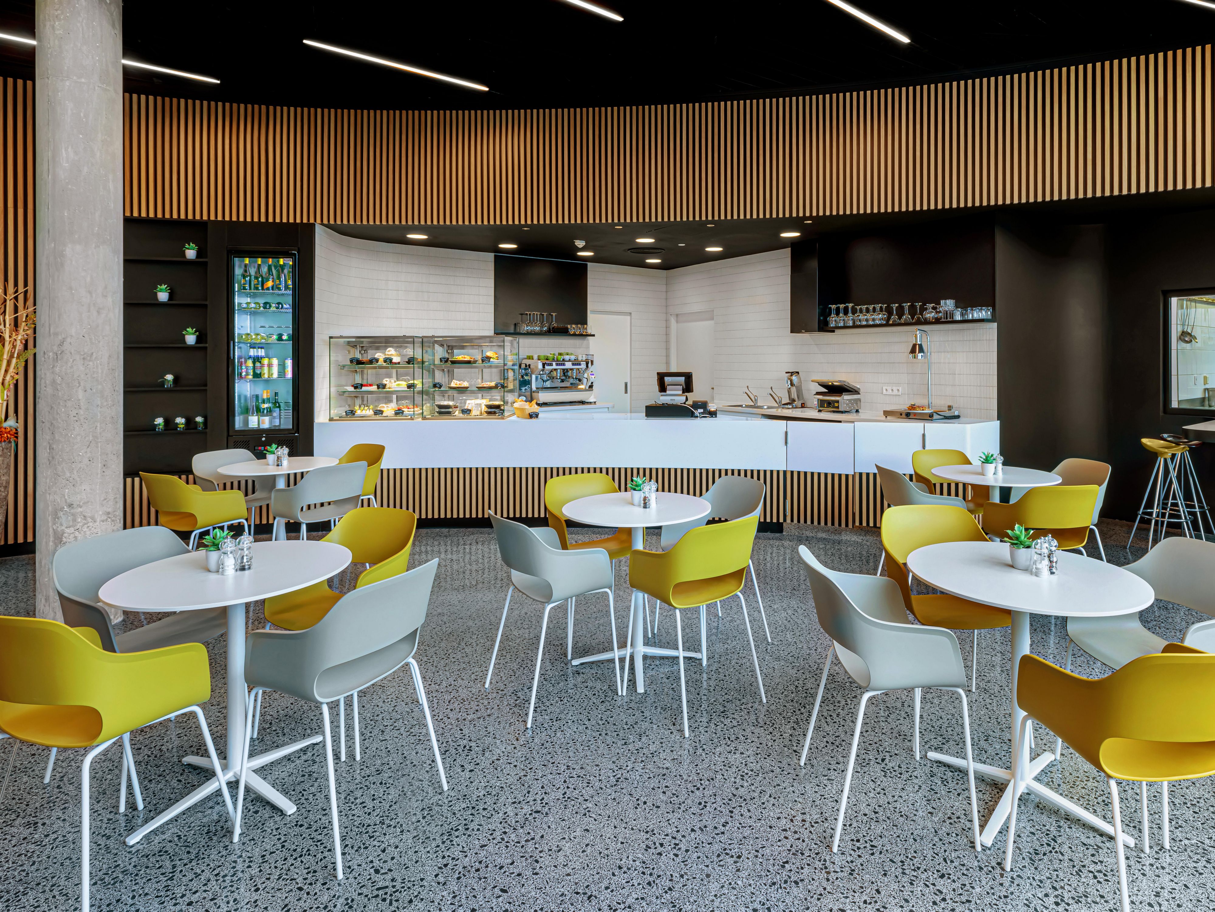 Looking for a tasty, high-quality, fast and pleasant place for breakfast or lunch? Our newly renovated Délicatesse Bistro is in the right place. The lunch menu varies, with stewed or grilled food, fish, poultry, pasta or vegetarian food.