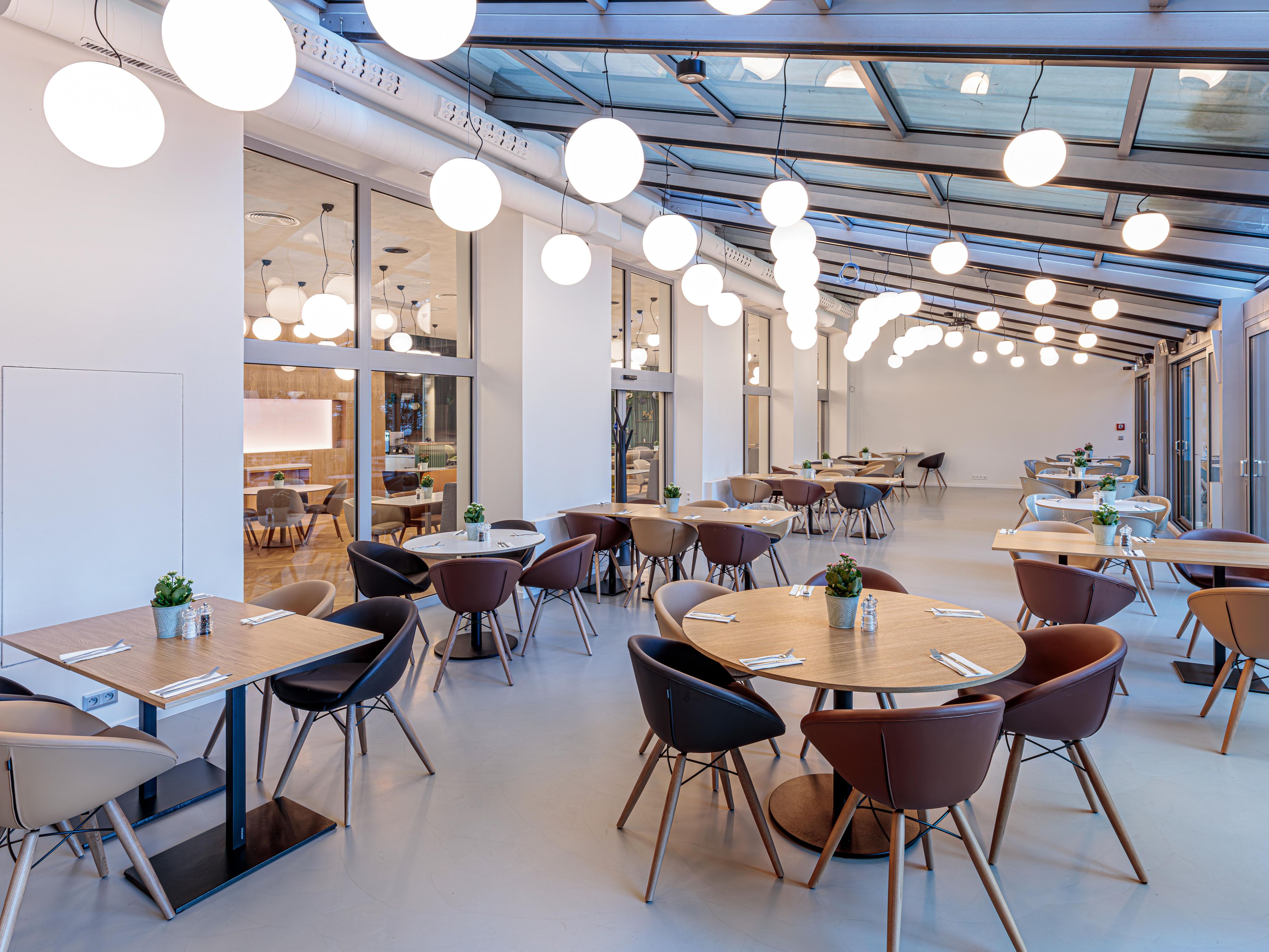 With year-round comfort thanks to ceiling heating, our stylish winter garden Orangery is perfect for conferences, presentations, press events, weddings or private celebrations – hosting up to 80 guests in a unique, light-filled setting.