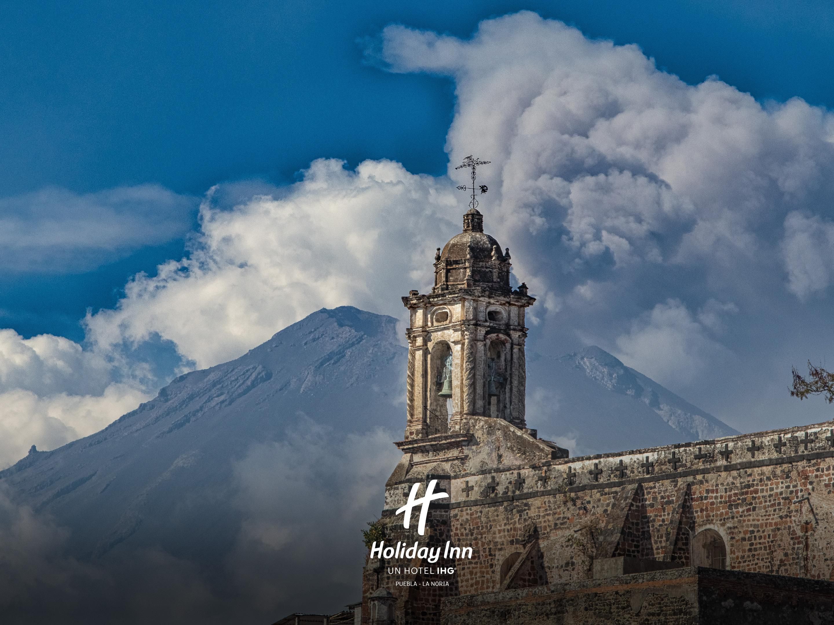 Discover Atlixco de las Flores, a charming Magical Town surrounded by the majestic Popocatépetl volcano. This place is famous for its vibrant fruit trees and colorful flowers. Don't miss the beautiful floral carpets that adorn its celebrations. Atlixco is one of the best things to do in Puebla!