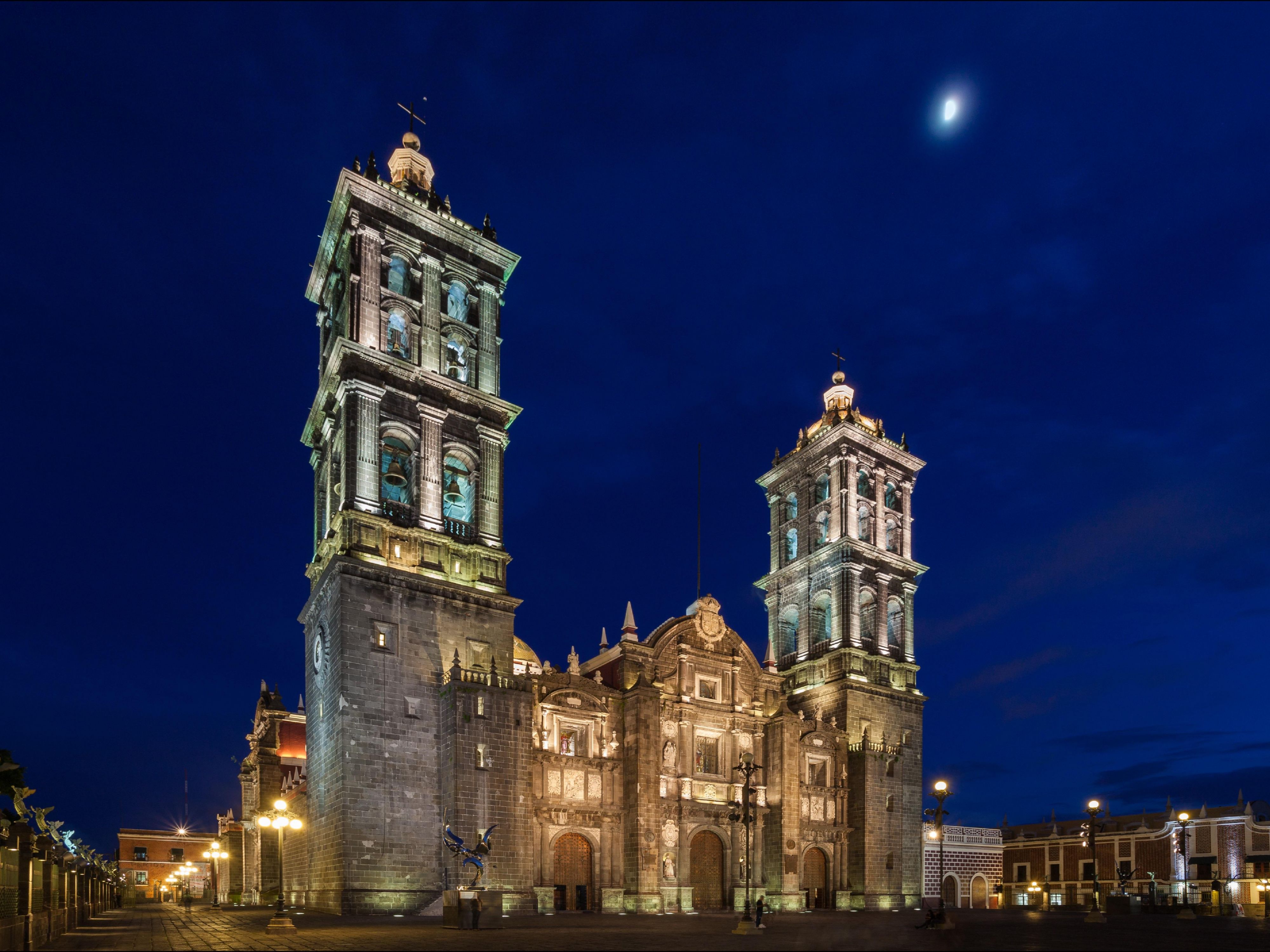 Our comfortable accommodations will make you feel at home, with stunning views of the volcanoes or the domes of the churches. Whether you’re traveling for business or leisure, we are the best option among hotels close to Angelópolis. Come and experience an unforgettable stay.