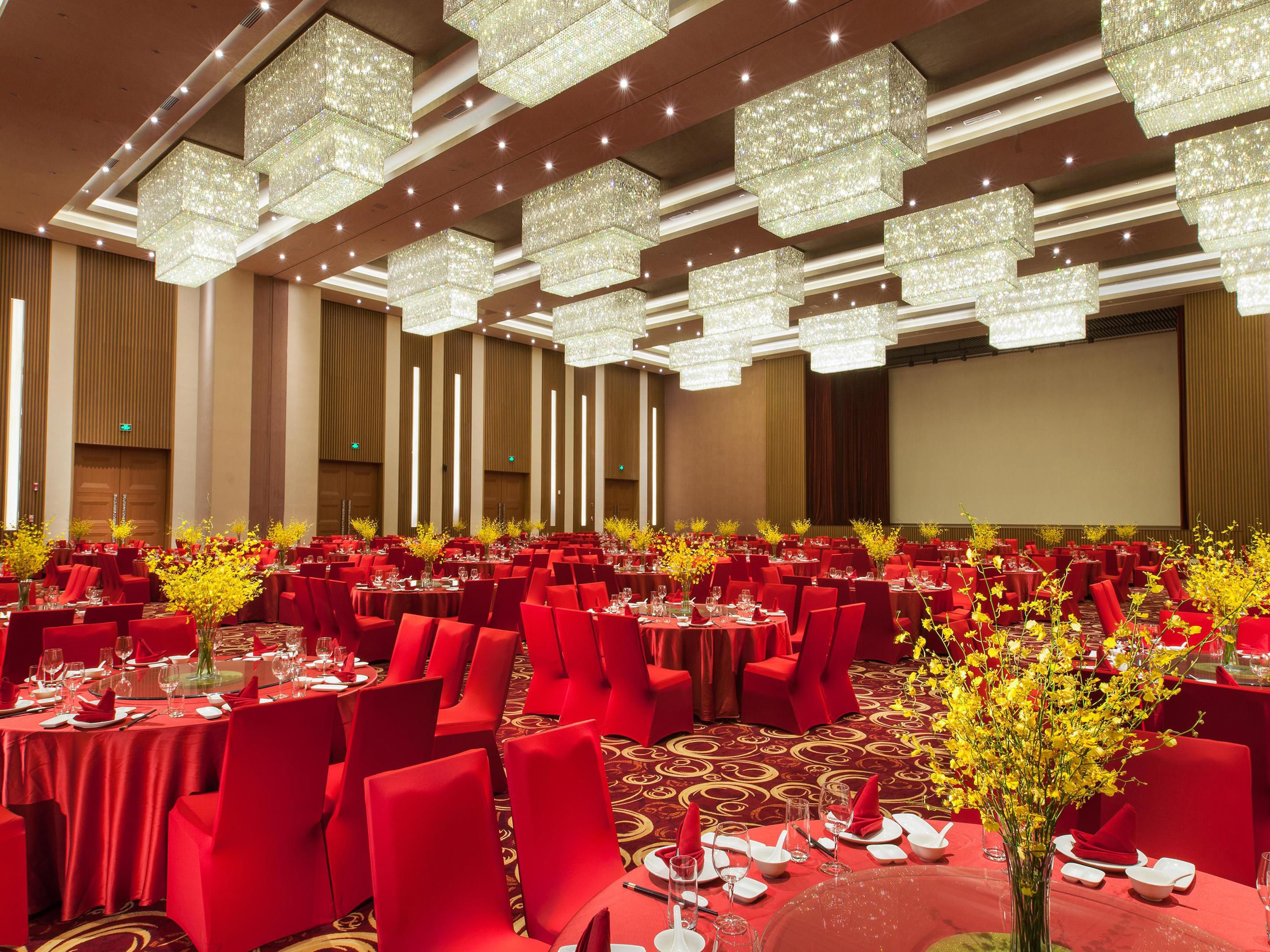 Xiuyu Pavilion Banquet showcases a 1575 sqm pillar-free banquet hall, towering 8 meters high, capable of accommodating 100 tables. Equipped with an HD LED screen and premium audio-visual equipment, it transforms weddings, business banquets, and social events into immersive audio-visual spectacles.