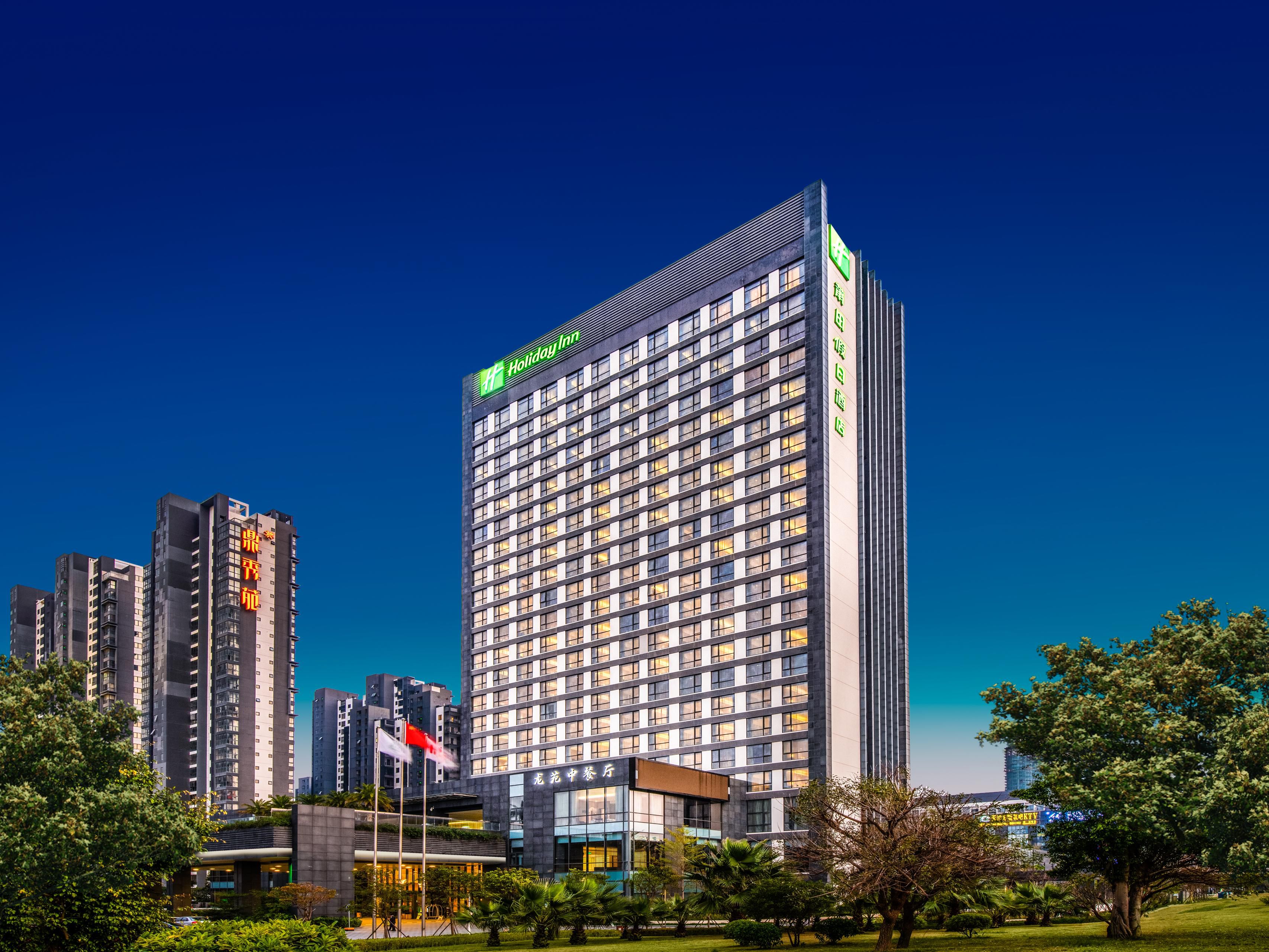Hotel is located just 5.5 kilometers from Putian Railway Station, accessible in merely 10 minutes by car, significantly reducing travelers' commuting time. Moreover, it is situated amidst multiple bus stops offering direct bus routes, thus providing guests with more flexible and convenient public transportation alternatives.