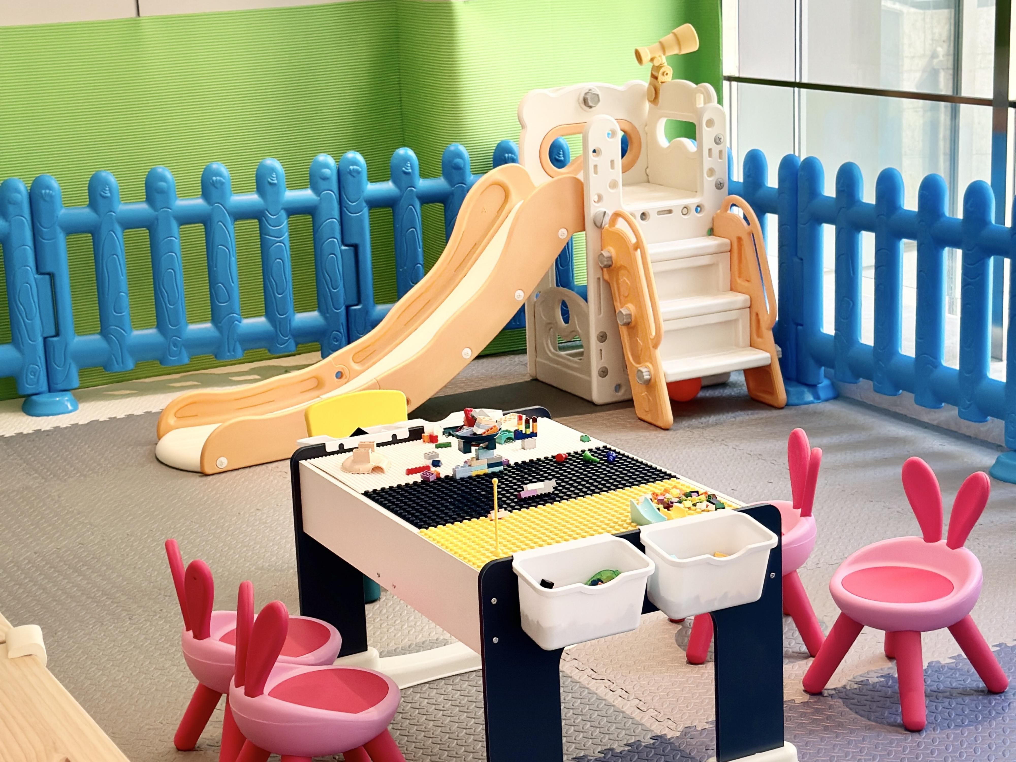 The children's playground is located on the 2nd floor of the hotel. The children's slide, toys, rocking horses and other children's amusement facilities create exciting new memories for the kids.