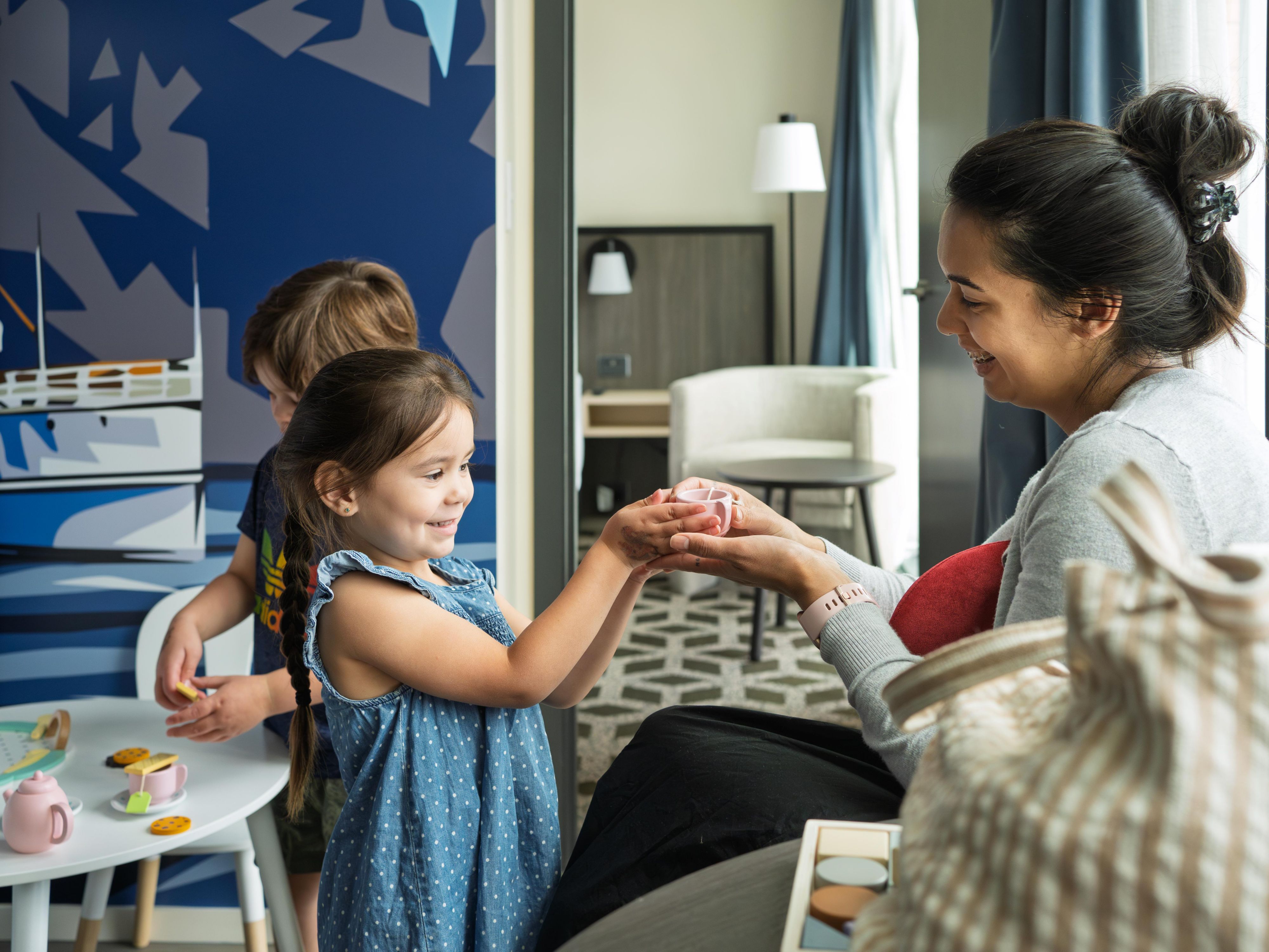 At Giants Restaurant, kids eat free for breakfast, lunch, and dinner, making mealtime easy for families. Plus, when you stay at Holiday Inn Queenstown Remarkables Park, we proudly welcome your little ones as Very Important Kids (VIK). Ask at reception for a VIK pass to unlock exclusive discounts on a variety of family-friendly attractions.