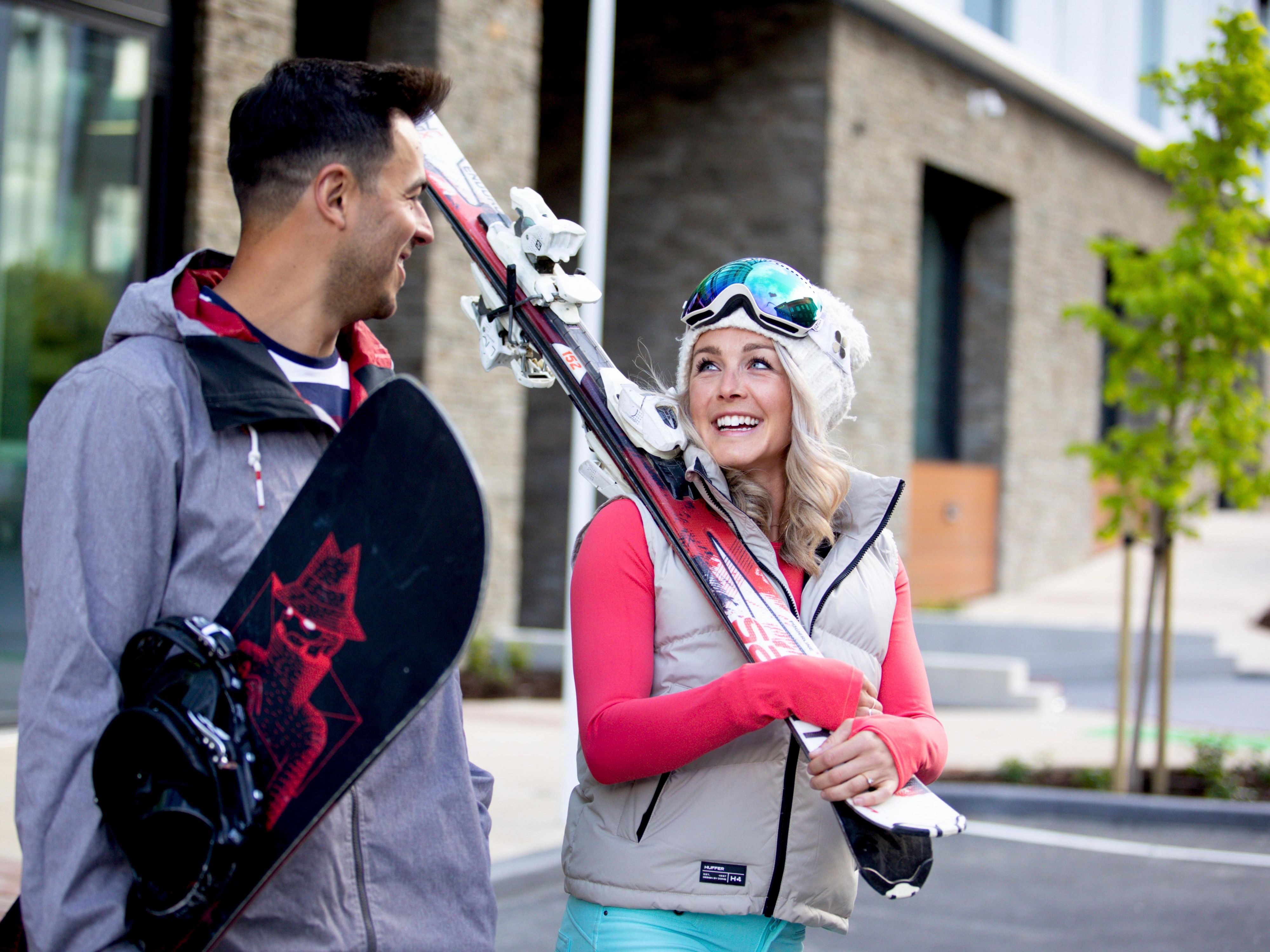 Located at the foot of The Remarkables, you’re never far from thrilling ski adventures. For adrenaline seekers, nearby activities include bungee jumping, the Shotover Jet, and more. If you prefer a relaxed pace, explore local vineyards or enjoy a peaceful stroll along the beautiful Lake Wakatipu, just minutes away.