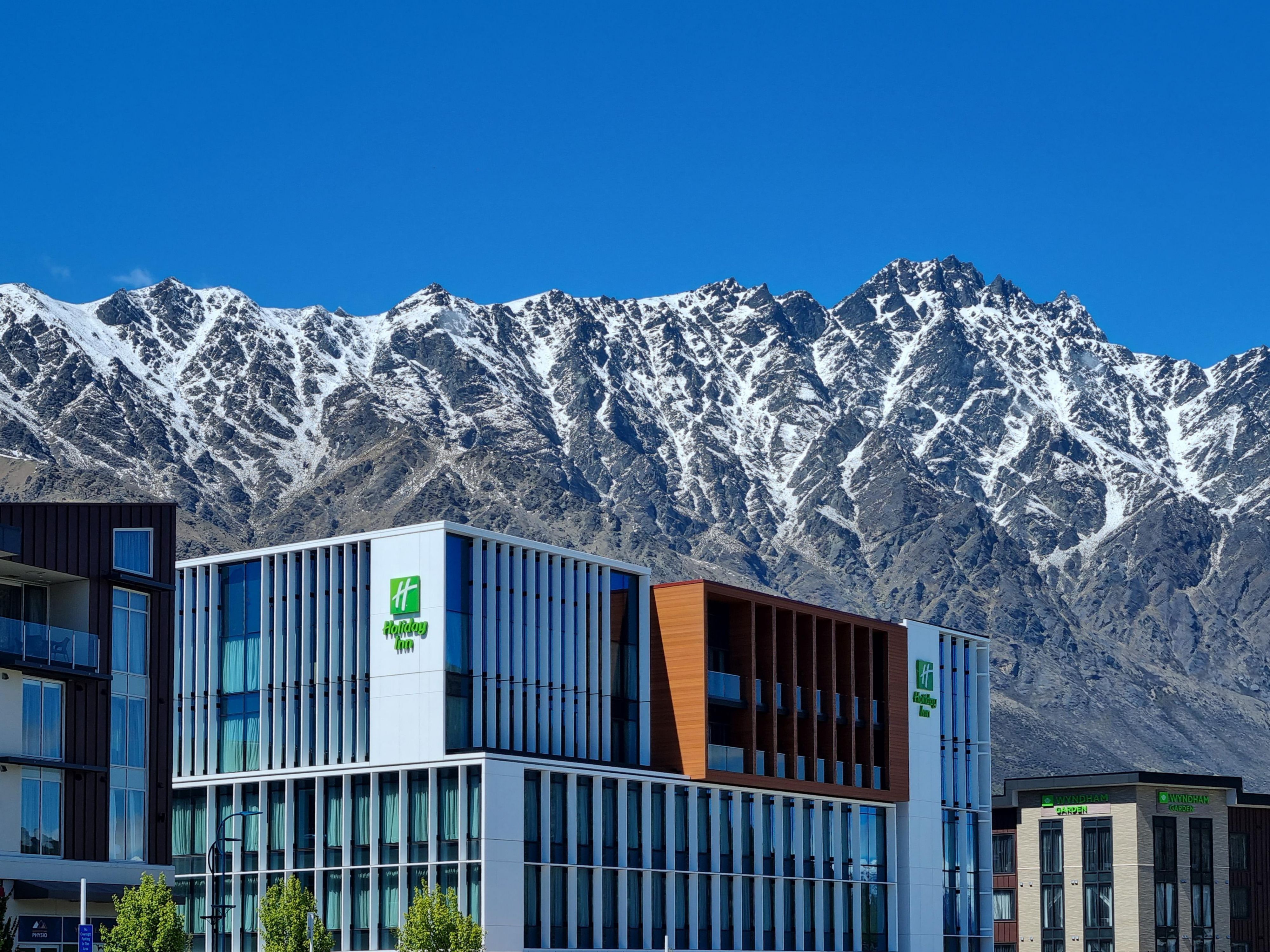 Perfectly situated to explore every corner of Queenstown and the greater Central Otago region, Holiday Inn Queenstown Remarkables Park is just a quick 5-minute drive from Queenstown Airport in Frankton. Step outside and you’re minutes from the area’s top attractions. Convenient on-site parking is available for guests with vehicles. Fees apply.