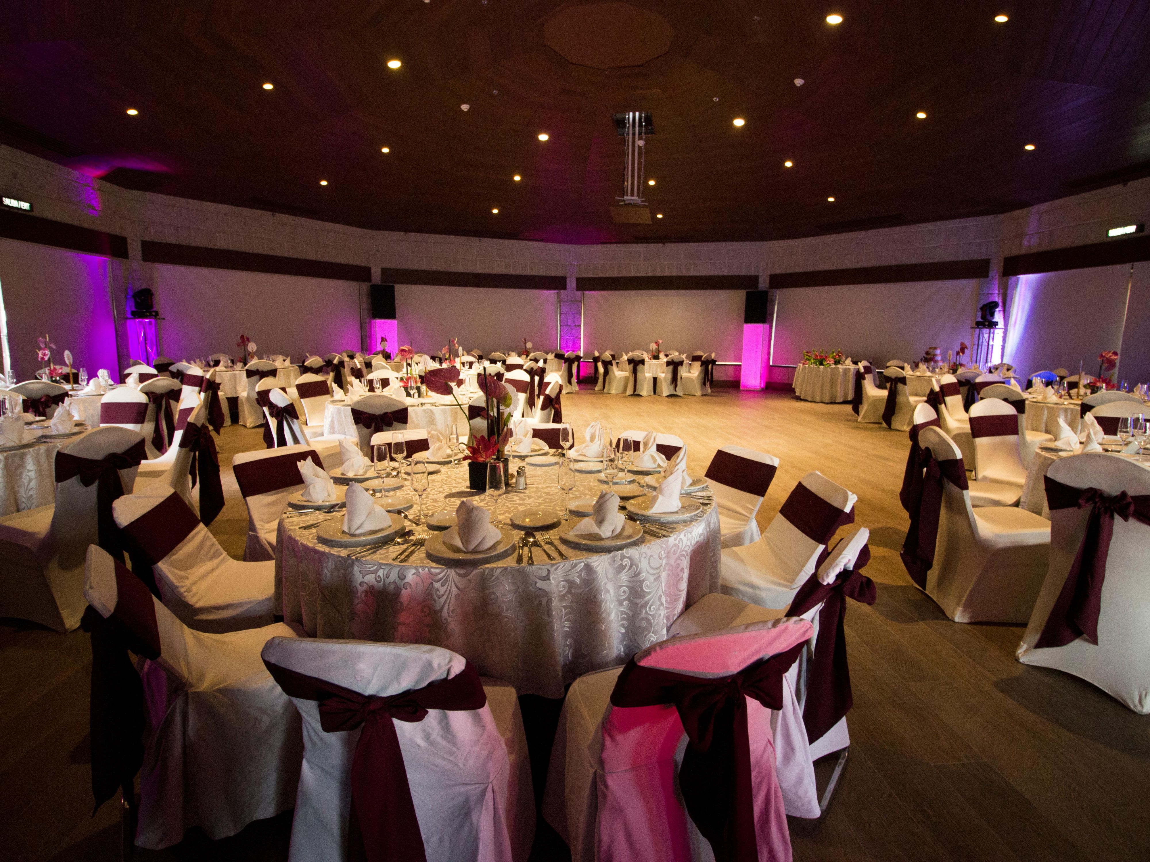 We make that moment that is so important for you become magical so you can enjoy it.
The versatility of our facilities and service allows us to design your wedding as sophisticated or natural as you like, traditional or original; simply delicious or a gourmet experience.
Let us know your dreams, we will make them come true.