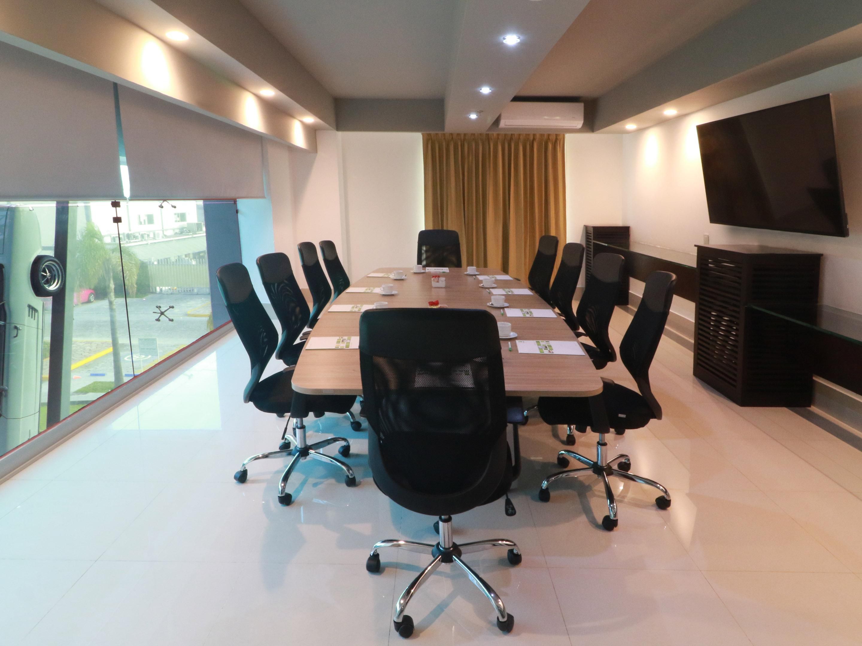 Our hotel is located just a few minutes from the corporate and industrial parks of Jurica and Juriquilla; furthermore, we have meeting rooms with all the services to carry out your strategic meetings. Book your next meeting now!