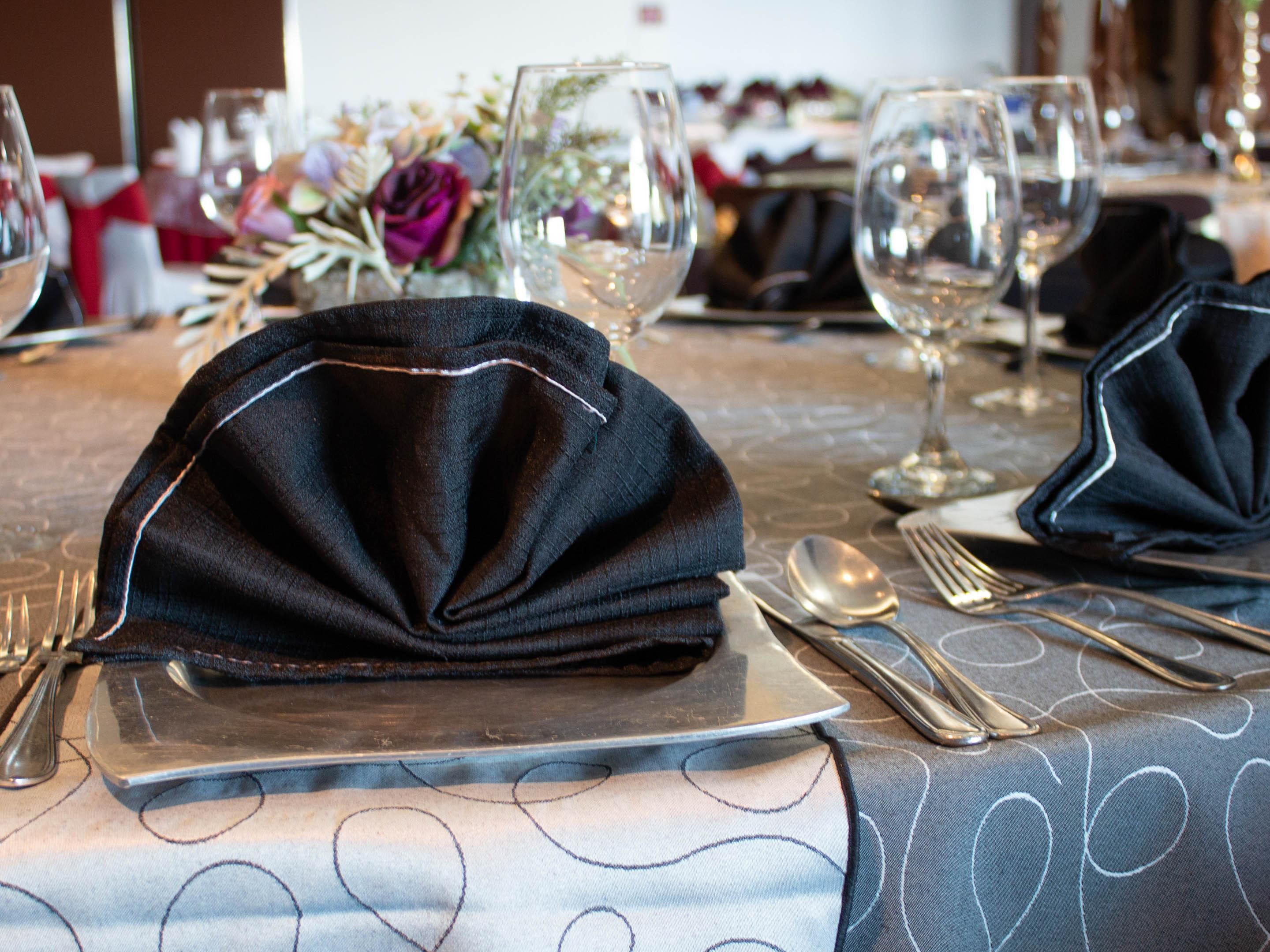 We have designed each one of our venues to make your family and corporate events a truly special occasion in our 8 meeting rooms, with capacity from 10 to 600 people. Quote your event!