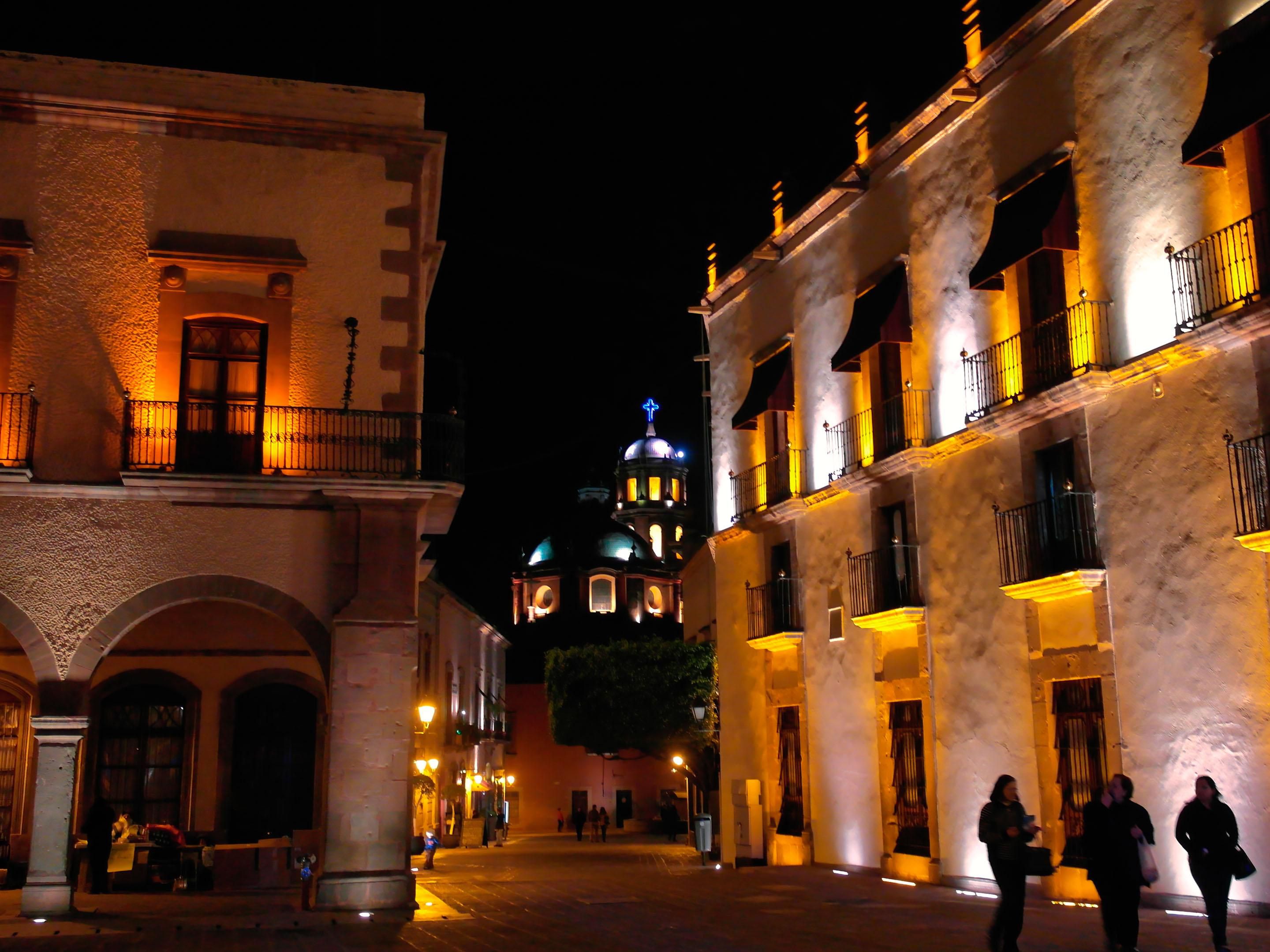 Whether traveling for business or for pleasure... enjoy our proximity to the main points of tourist and corporate interest:

- Historic center (10 min.)
- Zibatá Golf Course (20 min)
- Shopping malls (5 min.)
- Main avenues (2 min.)
- Convention Center (15 min.)
- Industrial parks (20-30 min.)
- Querétaro Intercontinental
- Airport (28 min.)