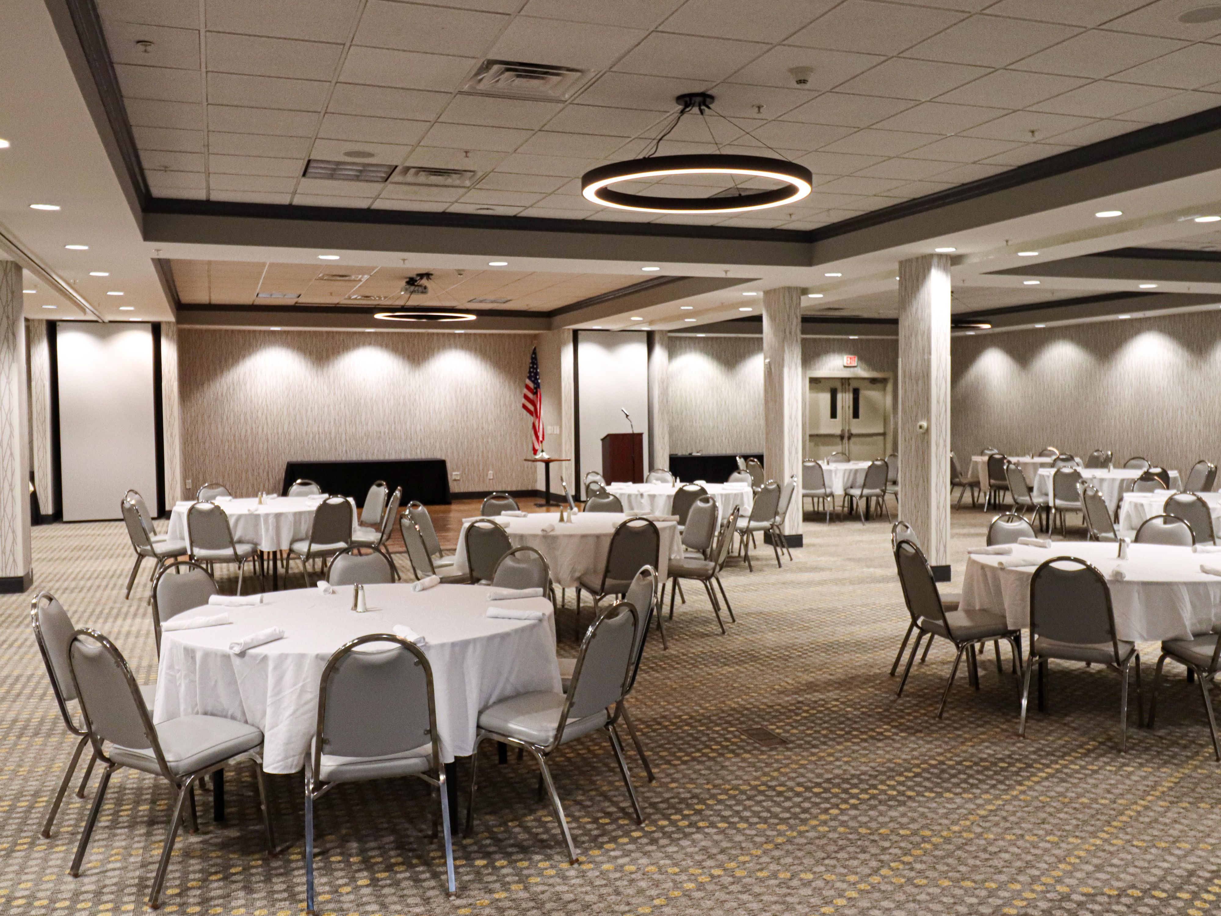 Our Lake Room can accommodate parties and meetings with up to 50 attendees. Our ballroom can be sectioned into rooms from 1500 sq ft up to 4500 sq ft. They can accommodate parties and meetings from 25 to 400 attendees.