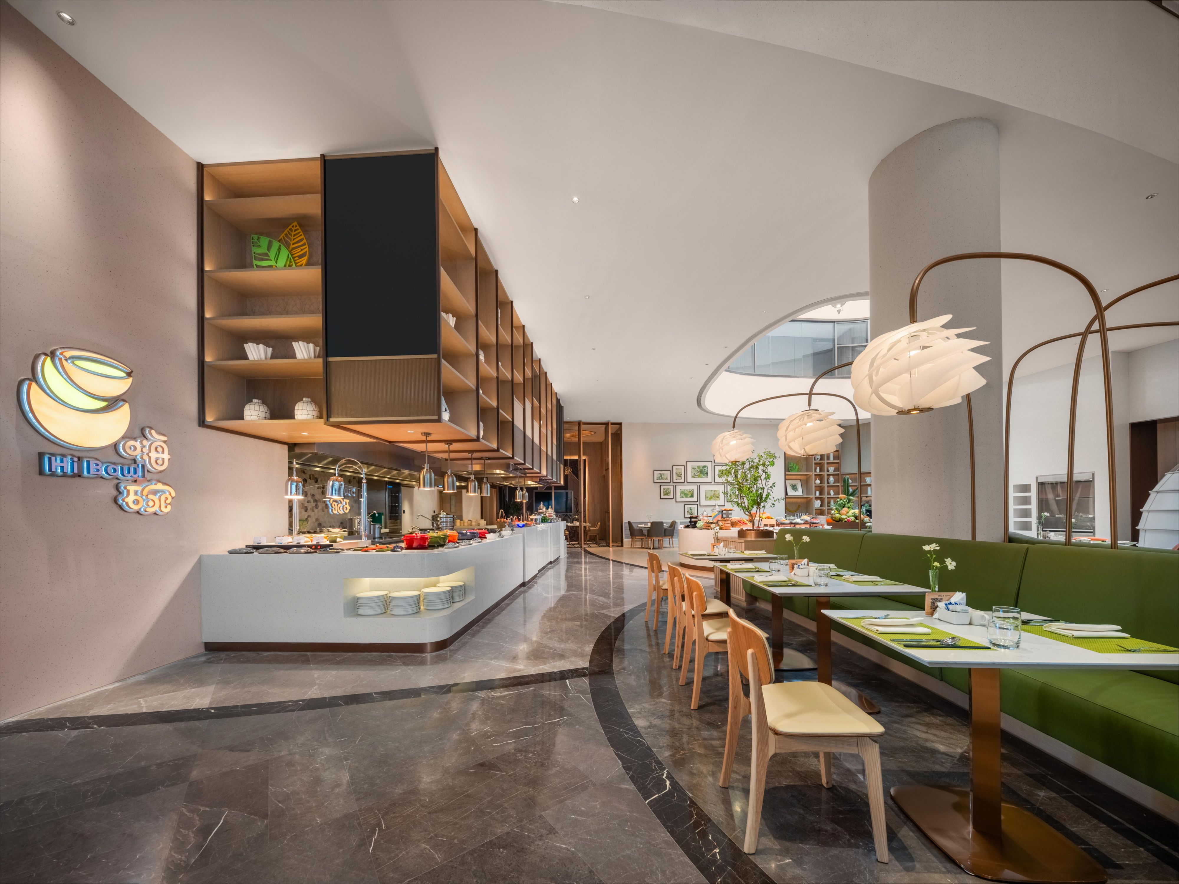 酒店的嗨碗全日餐厅汇聚早晚餐自助和全天零点菜单，让您随时“嗨”享环球和衢州当地风味。专为聚会或高端宴请而设的3个宽敞怡人的中餐包间，提供杭帮菜、粤菜和本土佳肴等丰富美味选择。