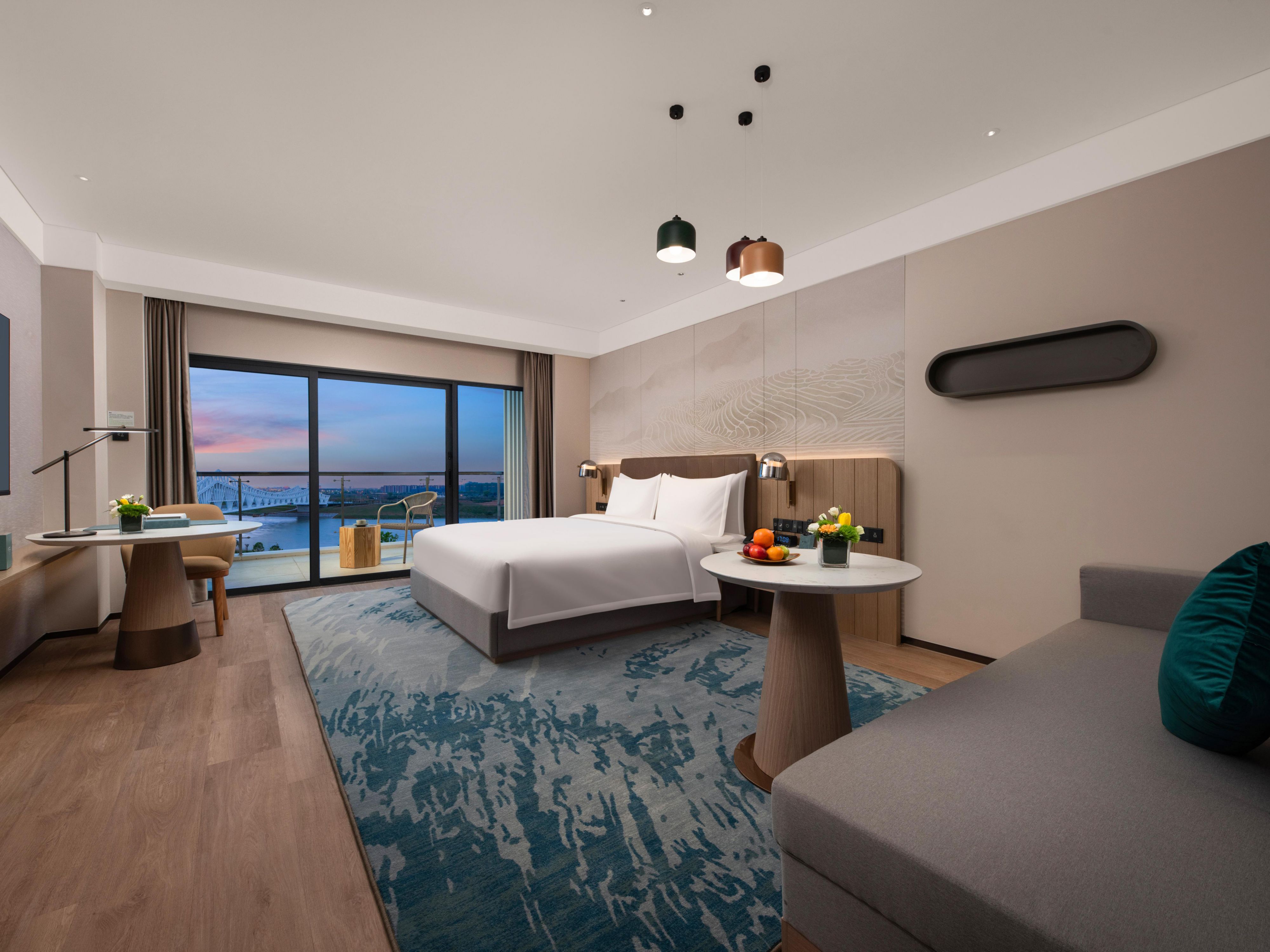 酒店将衢州的千年茶韵巧妙融入空间设计，营造时尚清新与古雅清幽并重的住享体验。在人文荟萃的柯城，致力于为宾客提供一种全新的生活方式，以开放而又尊敬的姿态迎接各地游客。