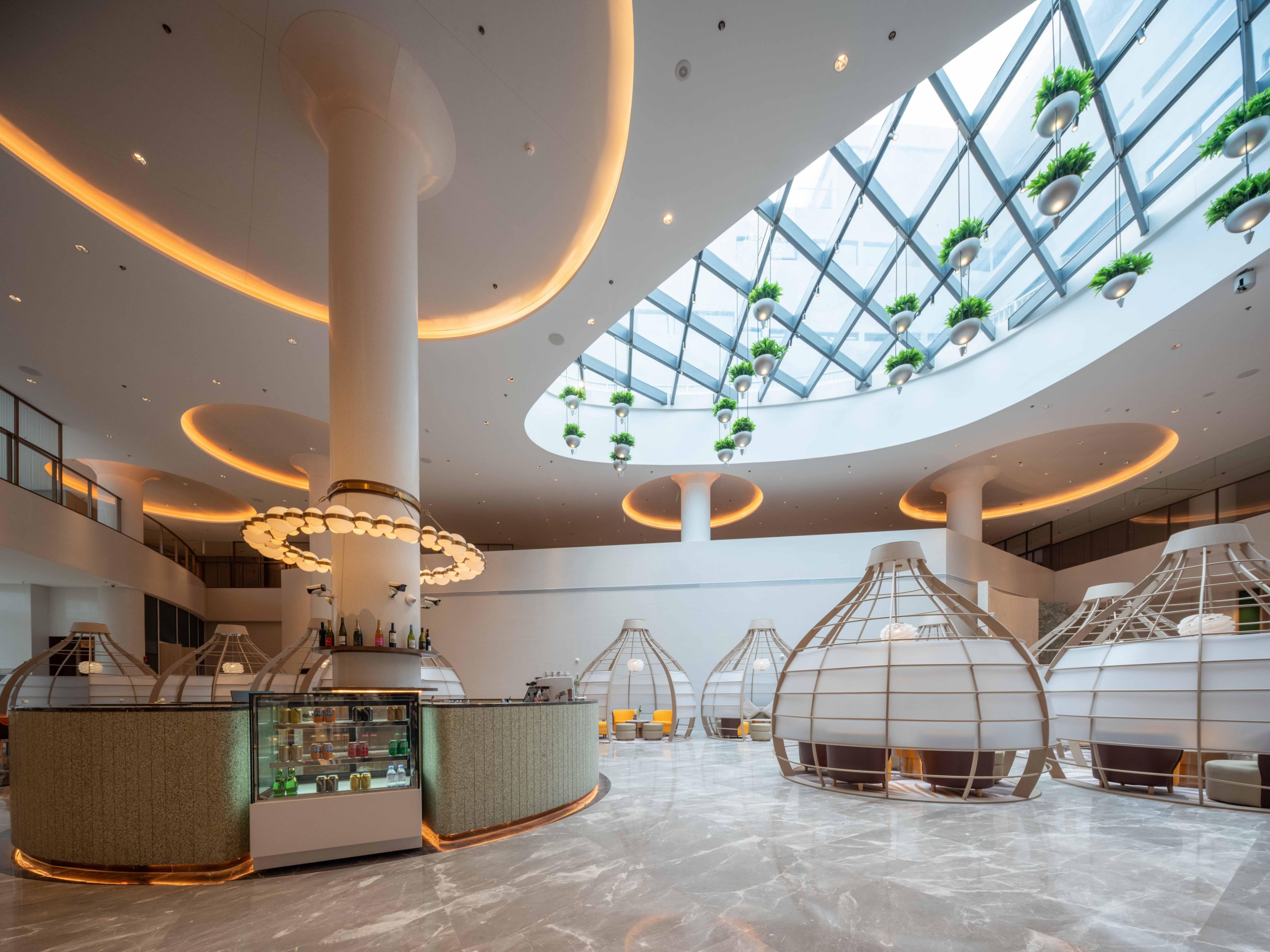 燃大堂酒廊设有20个座位，在似水飘逸的智慧岛景观桥边之上，迎着和风啜饮喜爱的饮品，或与同事或好友安享下午茶时光。沉淀岁月静好的时光，体验浮生半日闲情。