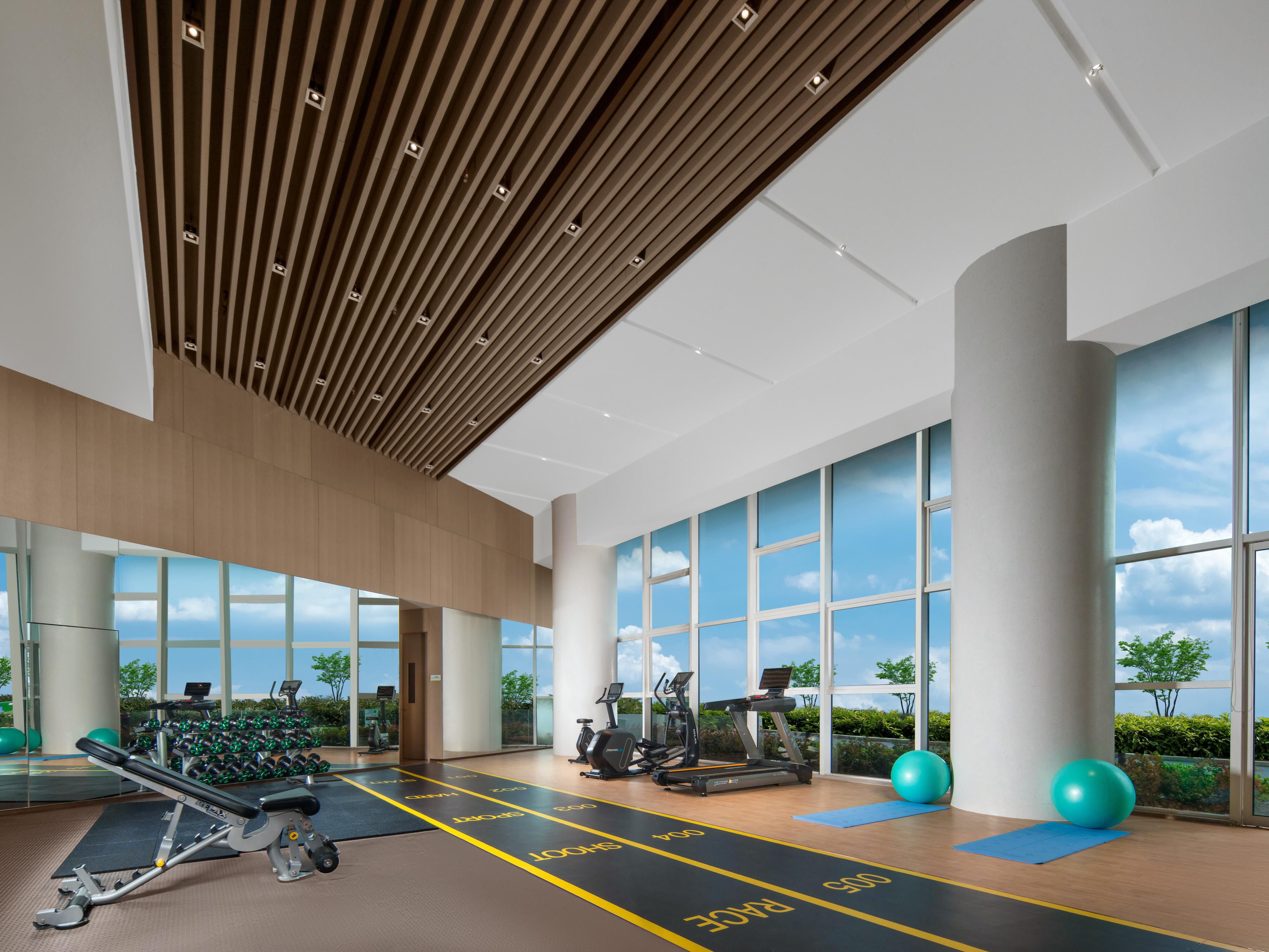 酒店的健身房提供齐全的设备和舒适的环境，你可以更全面地体验运动的乐趣，保持身心健康放松。