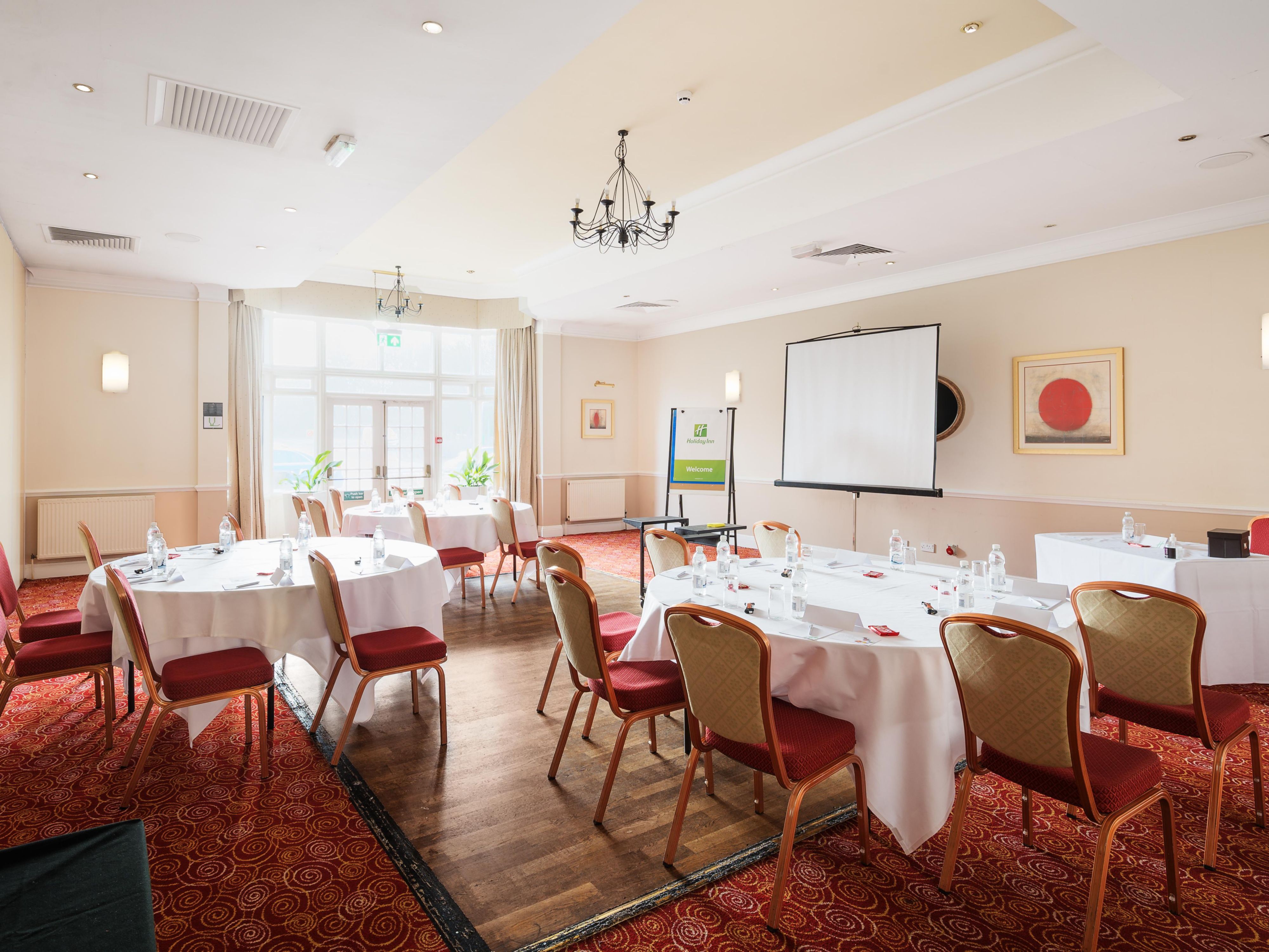 We have a range of meeting rooms available to suit any corporate requirement. So, if you're looking for a productive meeting space in Reading for interviews, larger presentations or conferences, our hotel meeting facilities have it all.