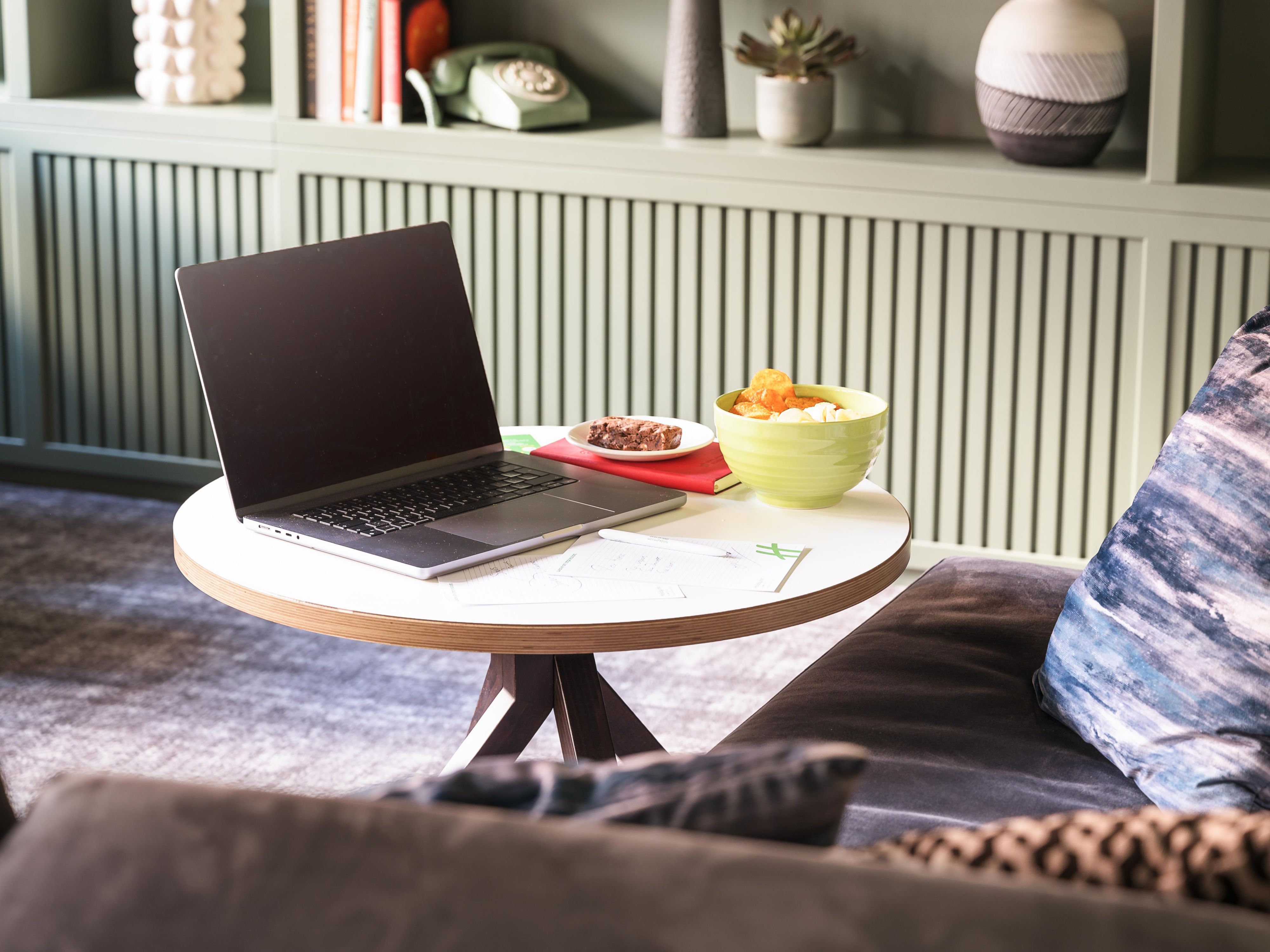 Our hotel has a range of food and drink options for our guests to enjoy. Our lounge and bar areas are open throughout the day and offer a relaxing place to grab a drink, a hearty meal or a light bite. 