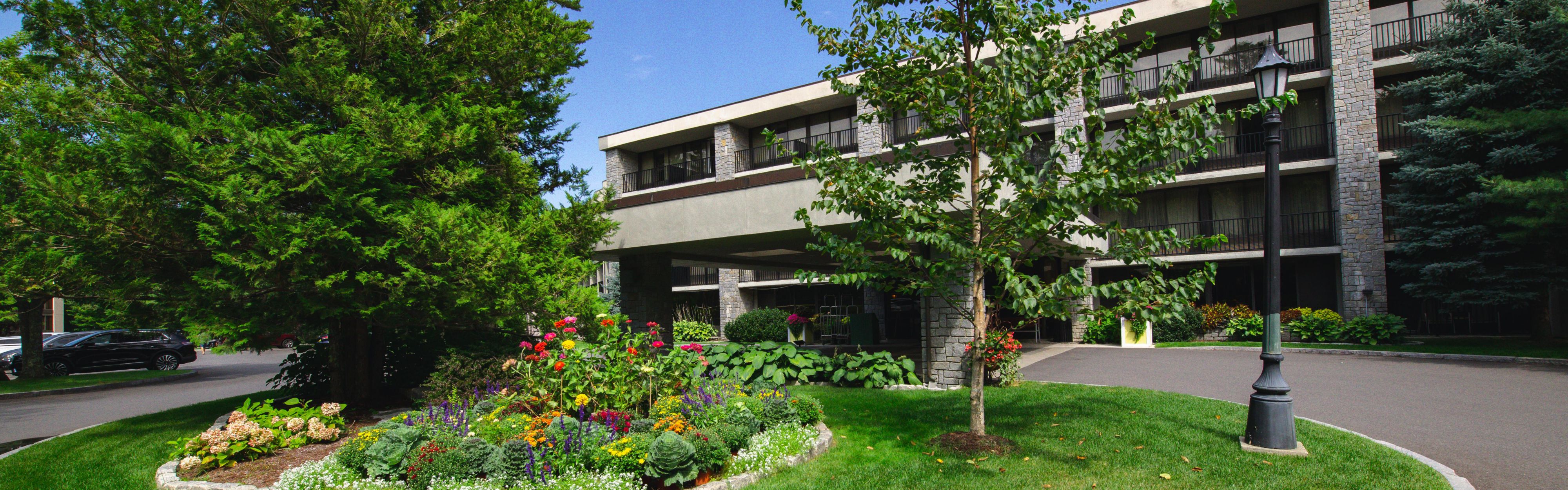 $hotelInfo.mediaDetails.welcomePhotos.primaryPhoto.caption}