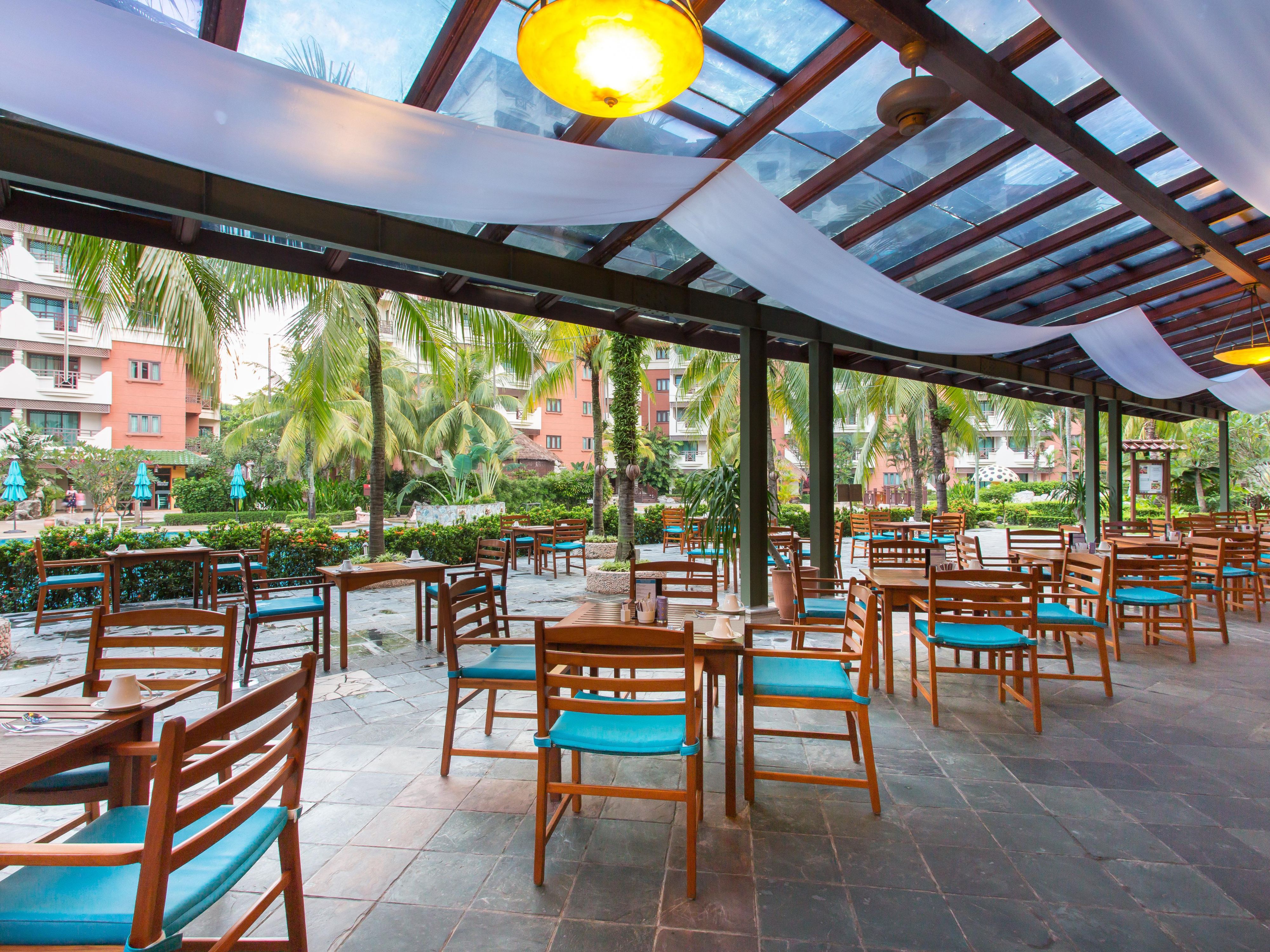 Serves authentic casual dining at its best, come down to the Terrace café and enjoy a wide range of Indonesian and Western cuisines round the clock. Open from 6:00 am to 10:00 pm. Seating capacity of 160.