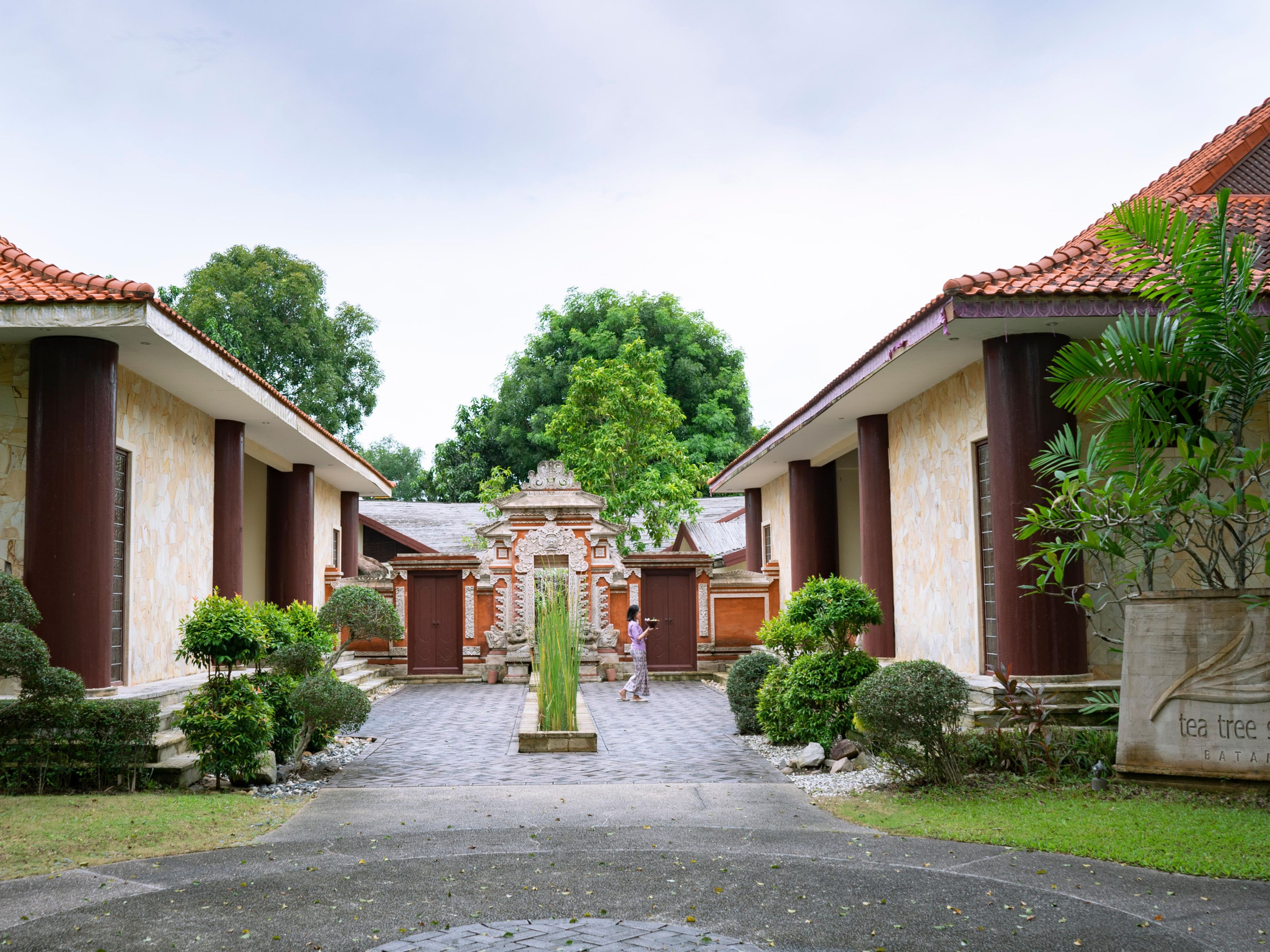 Soothe your senses and slip into a relaxing solitude at our authentic Balinese spa sanctuary. With six spacious couple villas, eight private treatment rooms, an intimate outdoor hot tub, you can enjoy treatments with our certified therapist caress and knead your tension away. The Tea Tree Spa is the ideal place to refresh and revive the senses. 
