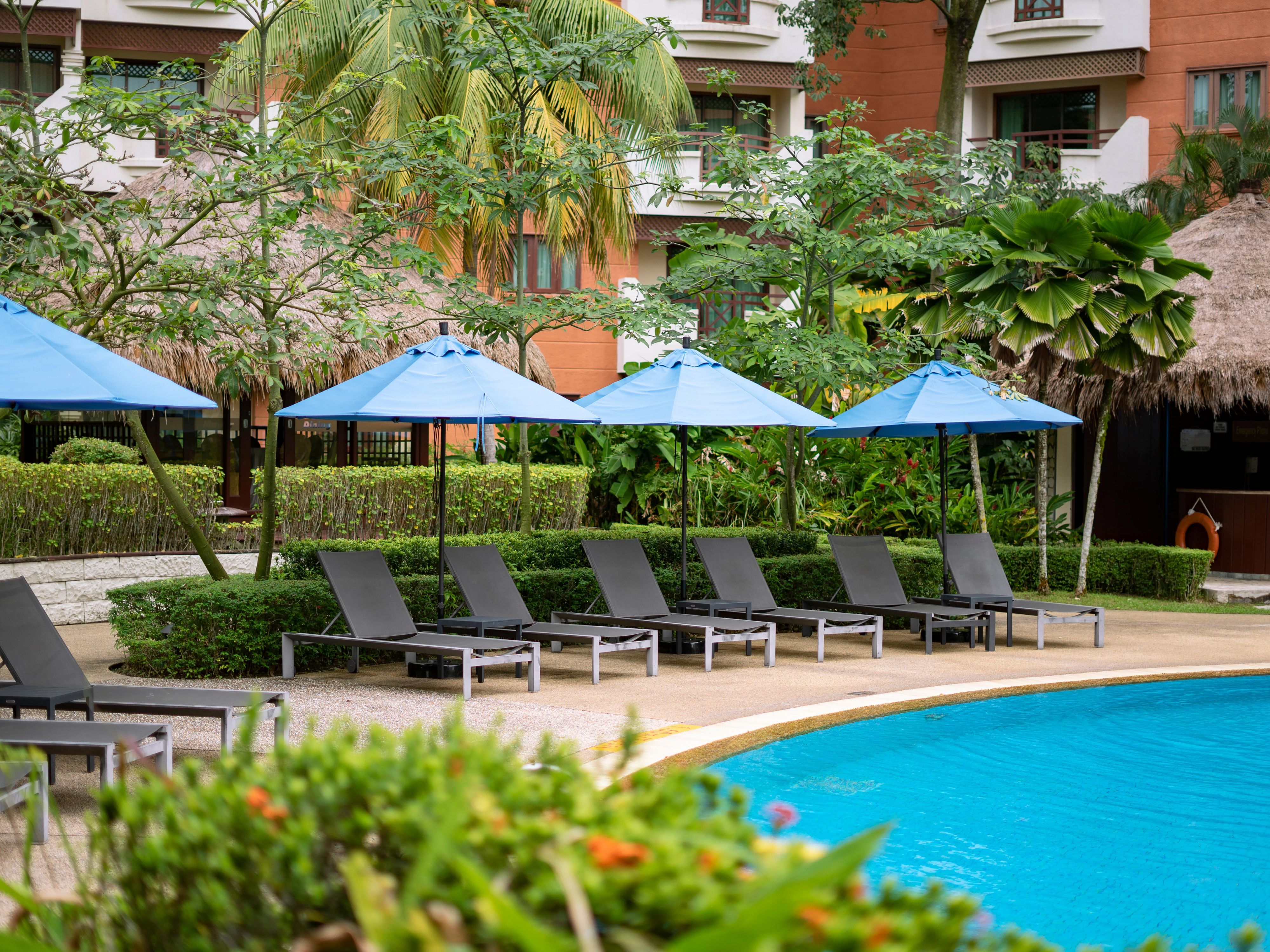 Spend your day in the fun way by relaxing your body in our main pool and enjoy the dreamy view of the sun and infinity ocean beneath Batam's blue sky!