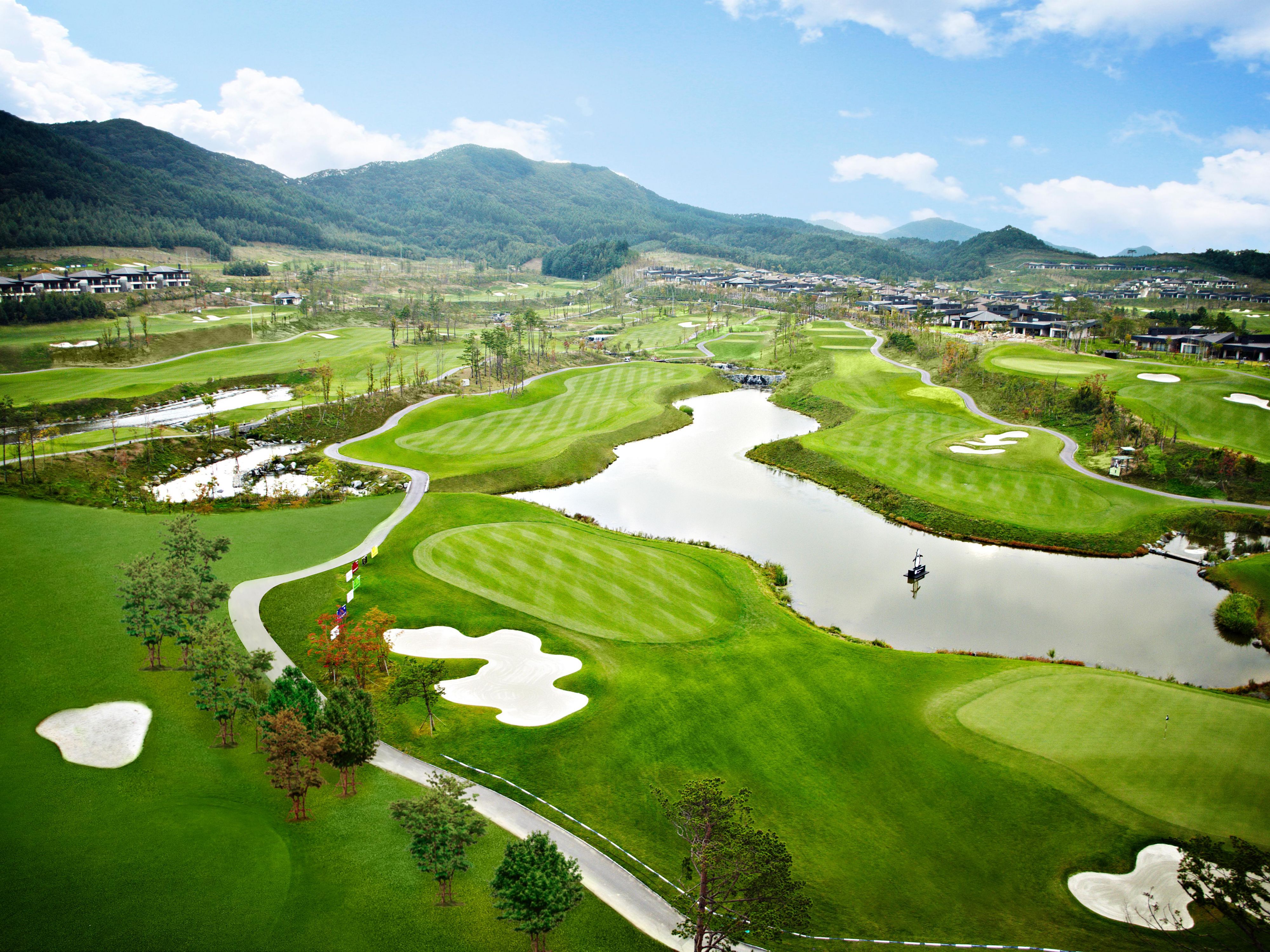 This golf course features a picturesque 18-hole course stretched out amidst the natural landscape of Daegwallyeong.