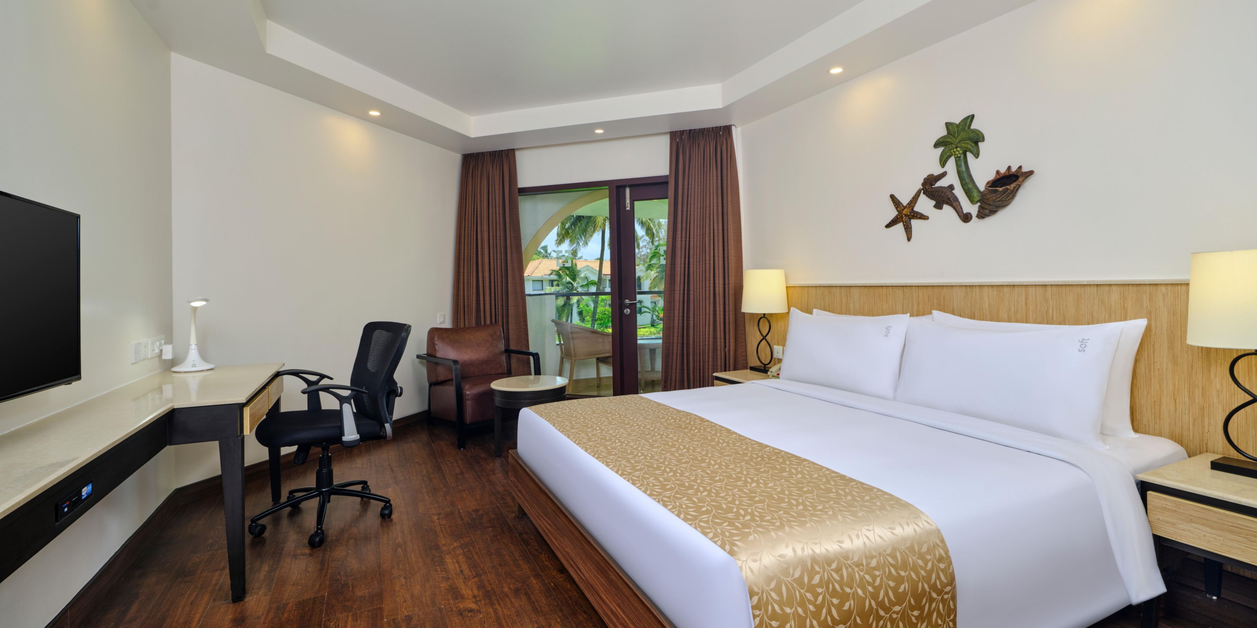 King Bedded Standard room with a Beautiful view of the Garden