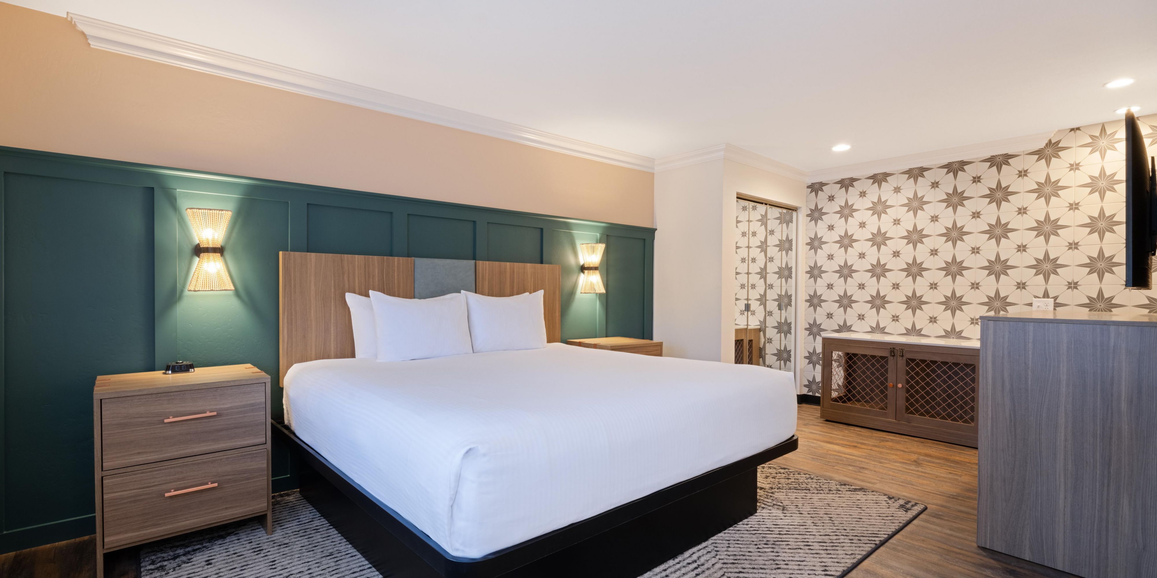 Bring your furry friend along to our pet-friendly king room.