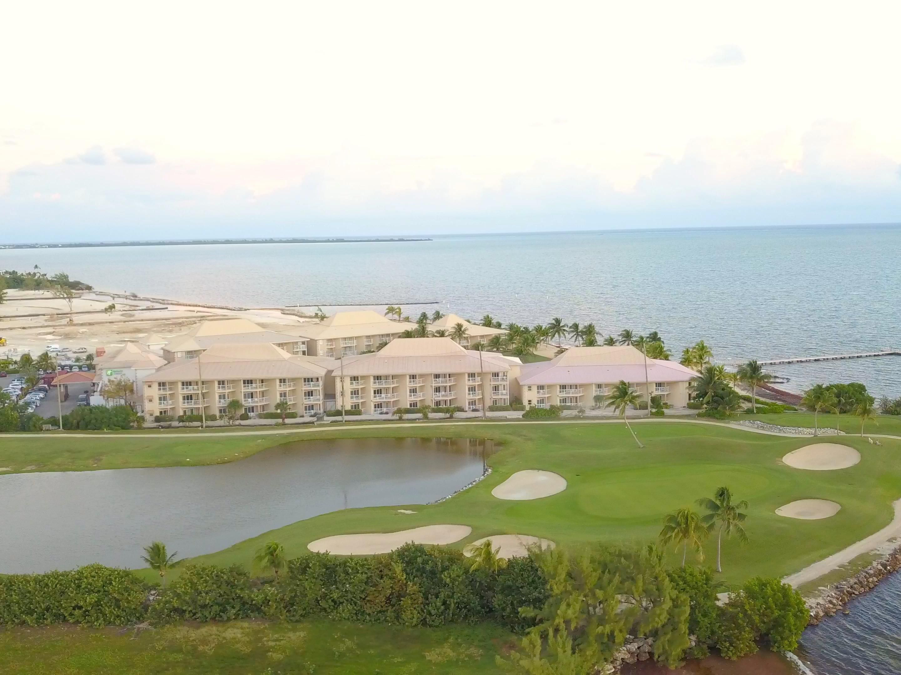 The Holiday Inn Resort Grand Cayman is the only resort adjacent to the Cayman Islands' premier 18-hole North Sound Golf Club, the only championship course on the island. Ideal for early morning or evening walks, jogs, and runs, the course offers scenic paths for exercise with breathtaking views.