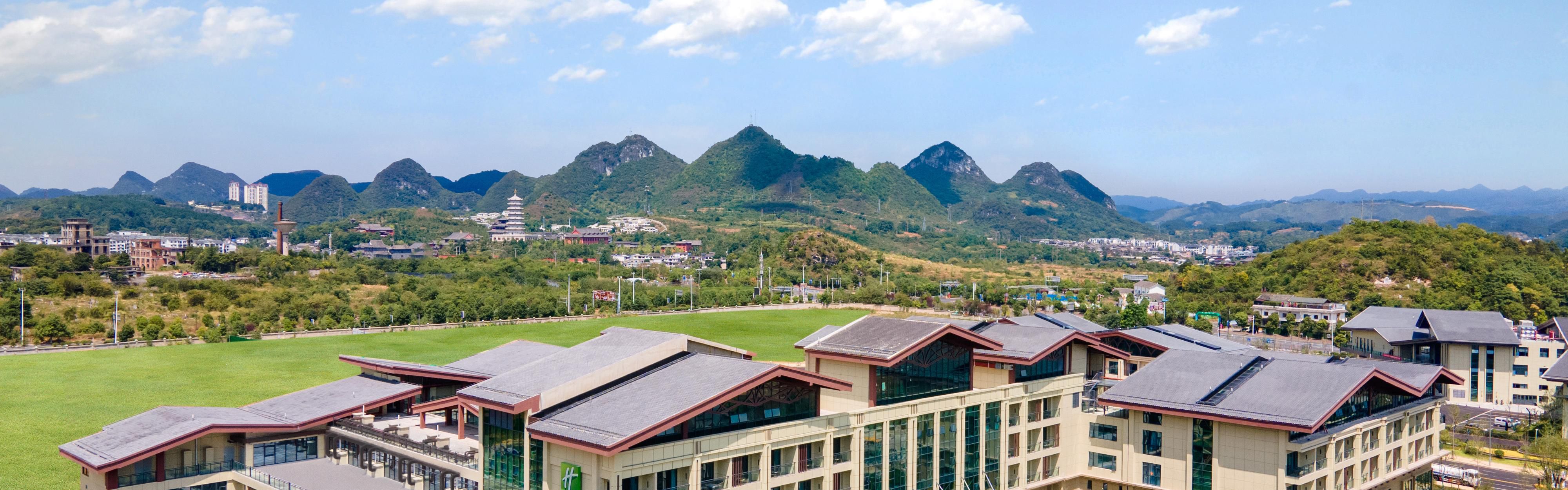 $hotelInfo.mediaDetails.welcomePhotos.primaryPhoto.caption}