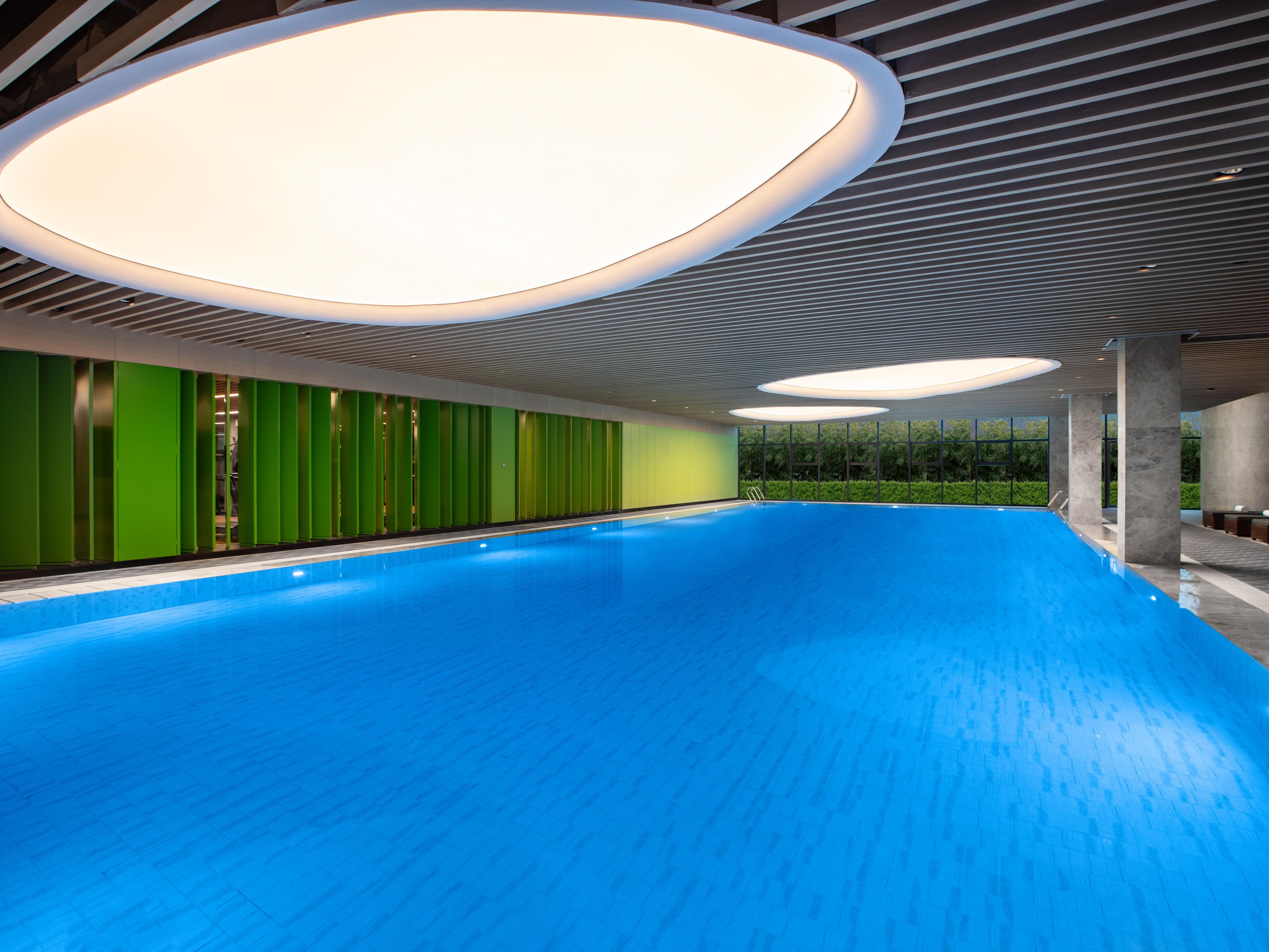 室内泳池配有先进的活水循环系统和恒温系统。舒适的锻炼环境，帮助您增强活力，焕然一新。