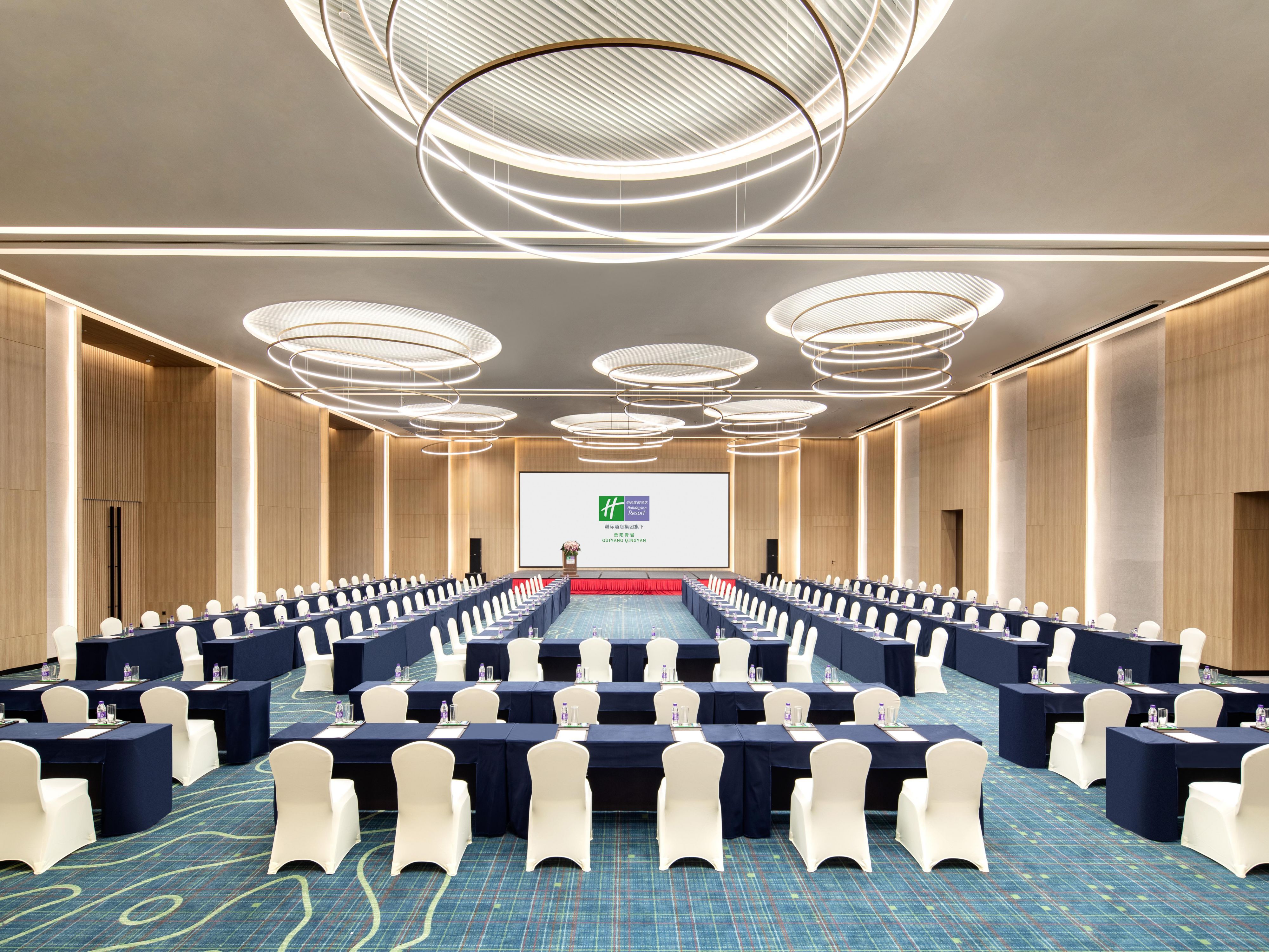 无柱式大宴会厅位于酒店一层，拥有600平方米的面积，可一分为三，配备40平LED显示屏，最多可容纳400位客人同时用餐。
无论是董事会议，产品发布会或是公司年会，我们的会务团队将为您度身定制，让您的会议活动轻松愉悦，顺利圆满。