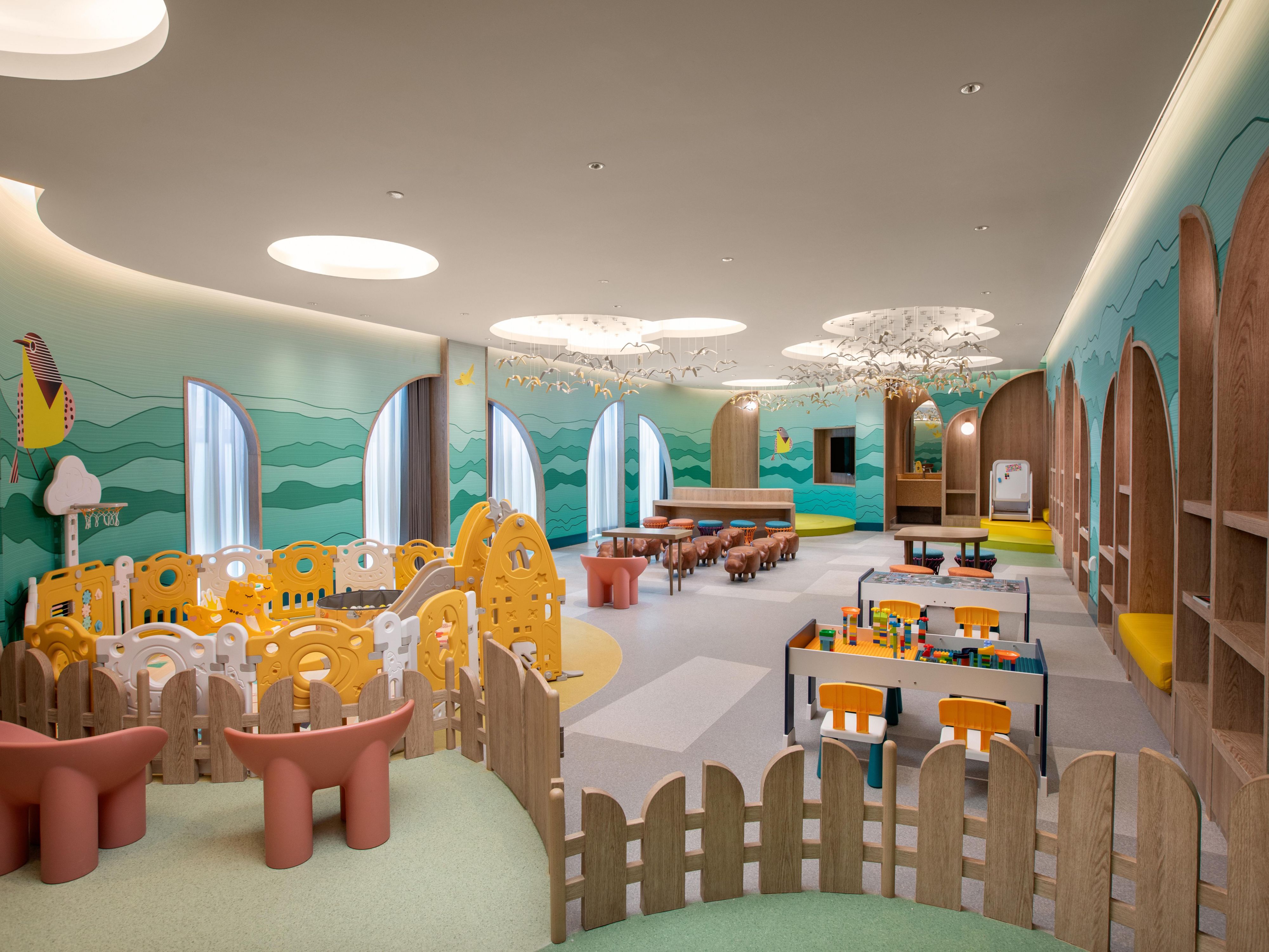 儿童中心提供图书、DIY、绘画、乐高、游戏机等众多儿童设备，通过游戏激发孩子探索和学习的好奇心。让孩子在兴趣中学习，缔造专属孩子的欢乐时光。