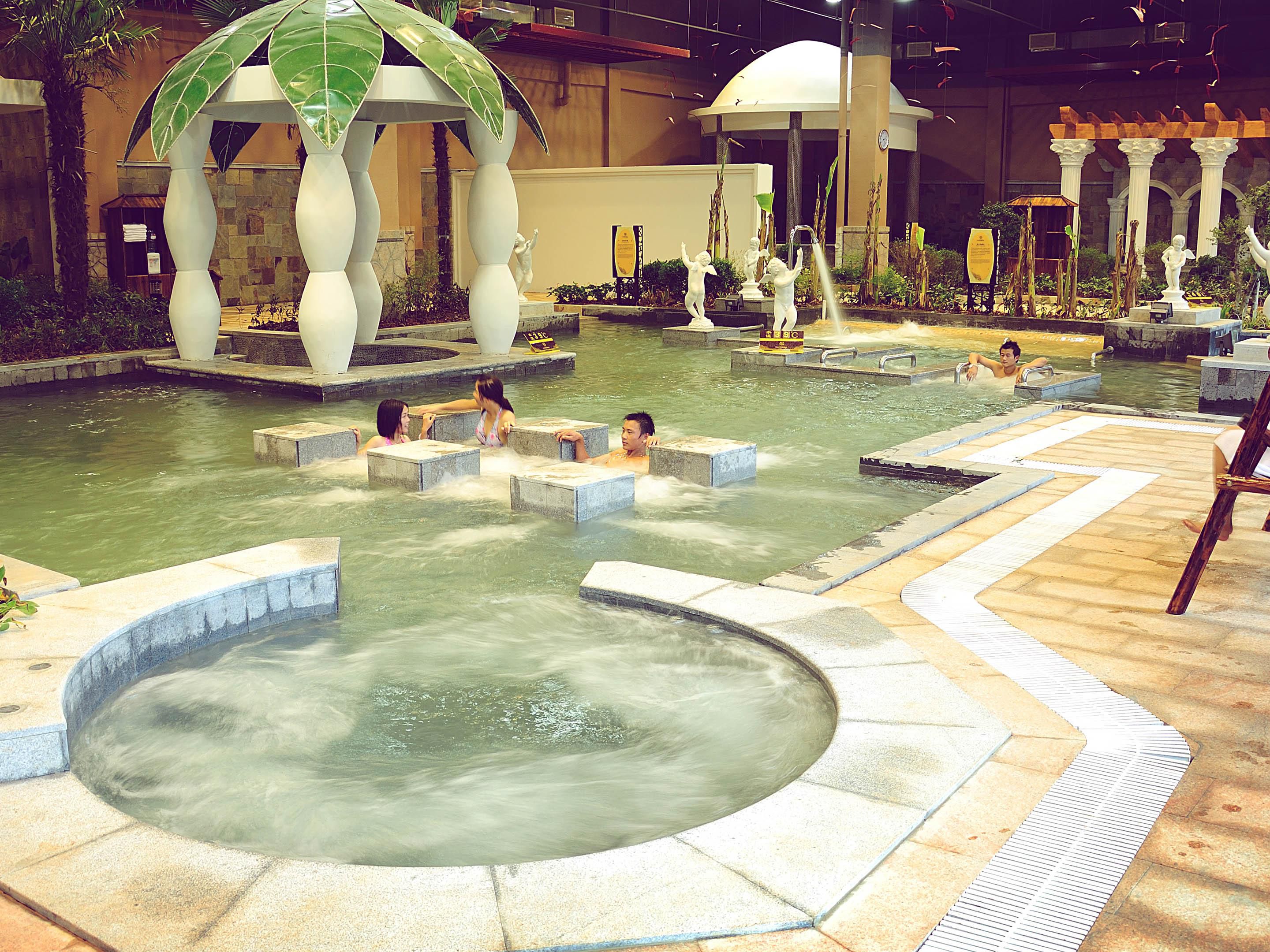 一次付费，畅享酒店客房，温泉无限次进入，大堂吧畅饮畅食，自助餐或中餐套餐，包含亲自手工制作，儿童烘焙课程，射箭，骑行，萌星堡室内儿童乐园等多项娱乐活动免费