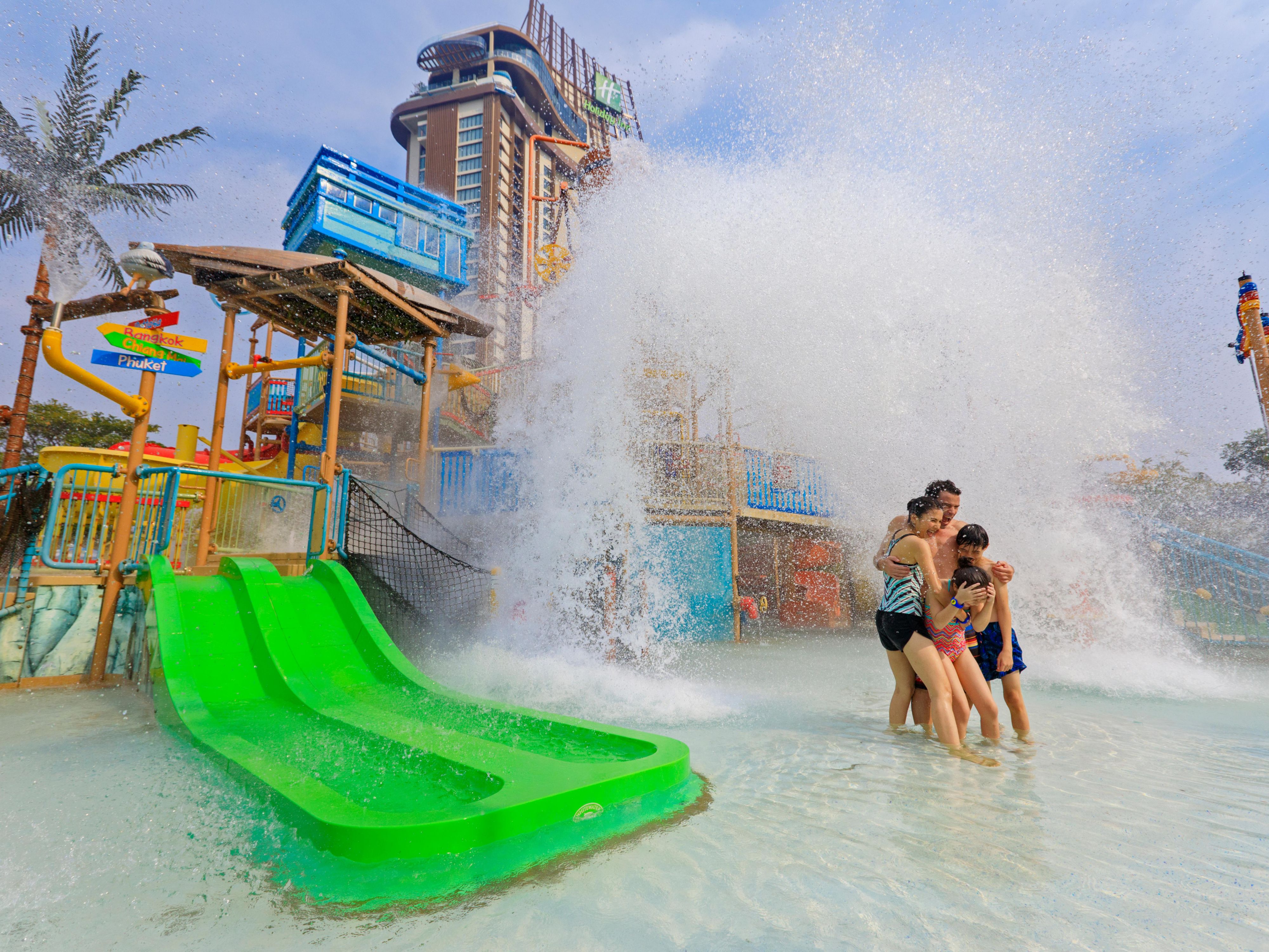 坐落于华欣瓦纳纳瓦度假村假日酒店 (Holiday Inn Resort® Vana Nava Hua Hin) 内的 Vana Nava 水上丛林是亚洲首个水上丛林，带来其乐无穷的丰富冒险体验。所有酒店住客均可免费且无限制地进入这座振奋人心的水上公园，带领全家度过欢声笑语的一天。既有深渊 (Abyss) 这样惊心动魄的惊险滑梯，也有 Boomerango 这样让人欢欣放松的游乐设施，每个人都能找到适合自己的游乐项目。您可以在悠悠的河上放松休憩，也可以在儿童友好的泳池中嬉戏一番。Vana Nava 水上丛林拥有 20 多个世界级景点，是水上公园爱好者们的理想目的地。