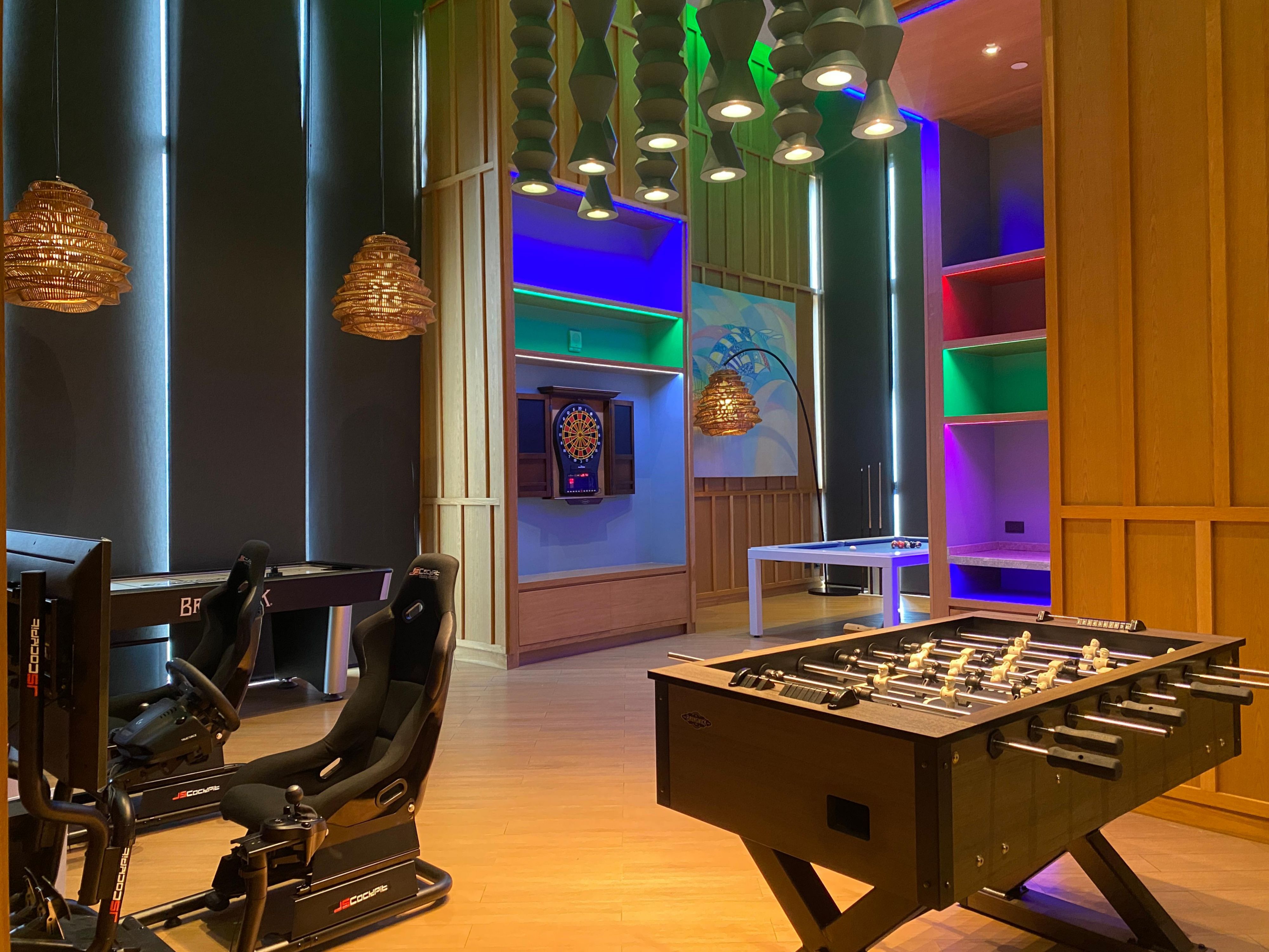 在位于酒店大堂楼层的 Vana Nava 游戏室发现无尽的乐趣和娱乐！这个创新的游戏室提供各种令人兴奋的活动，包括 PS5、赛车、台球和适合所有年龄段的互动体验。无论您年龄多大，Vana Nava 游戏室都能为每个人提供乐趣！