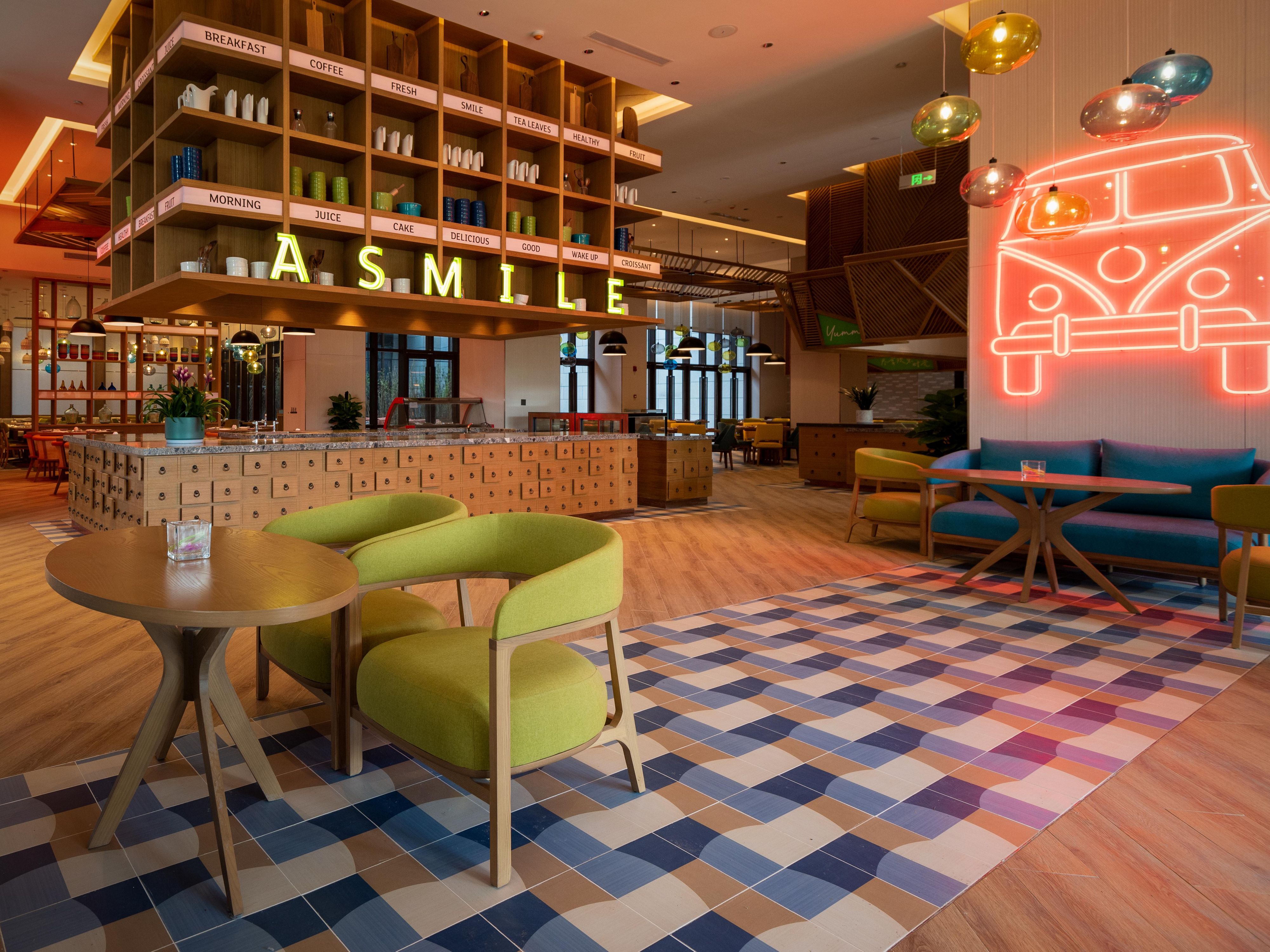 具有设计感的明档厨房推出“碗来碗去”主题套餐，迅速，便捷的服务搭配口味地道的饮食，亦带来宾至如归，笑由心生的品牌服务。