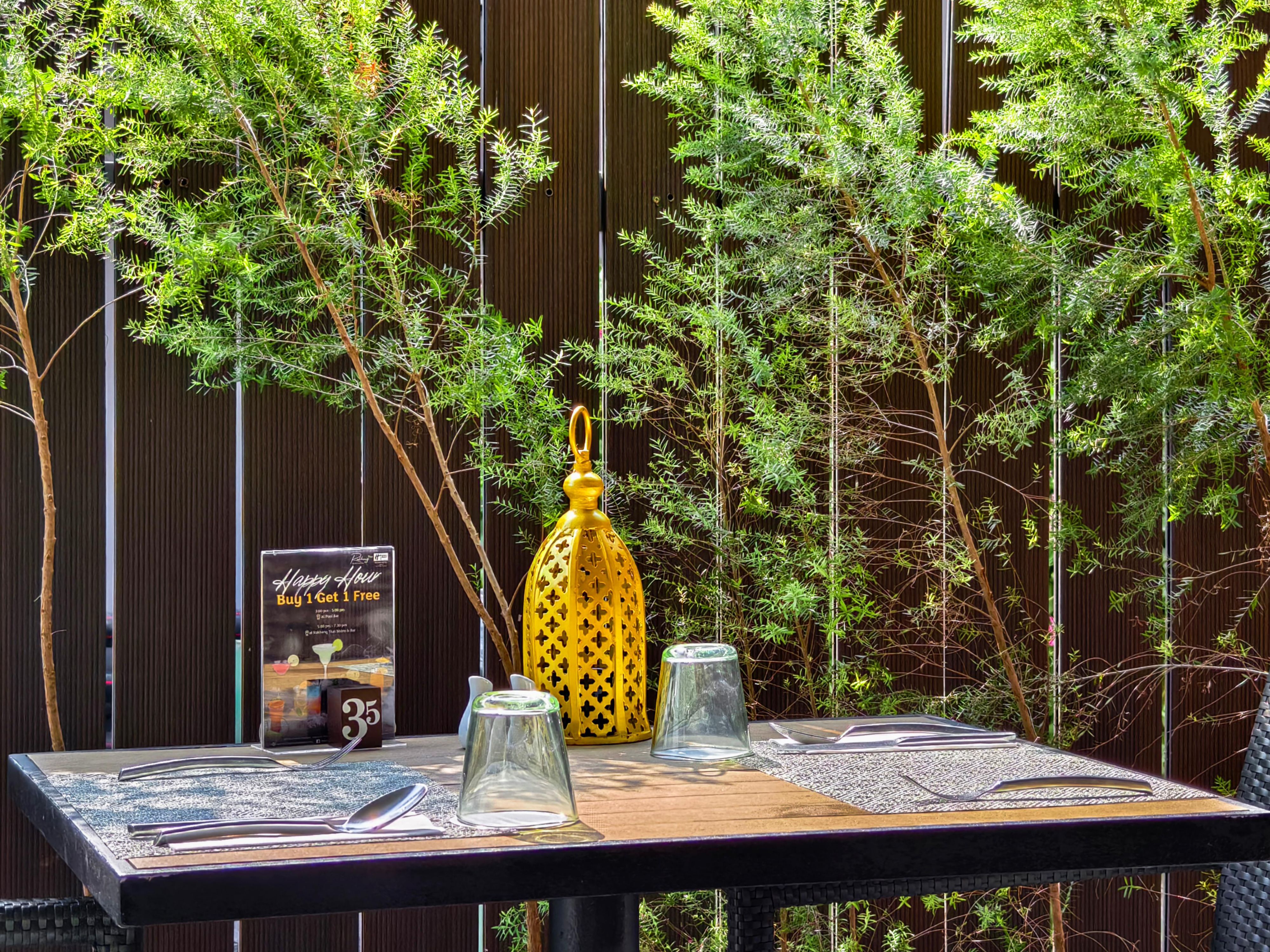 Rakhang Thai Bistro & Bar（拉康正宗泰餐&泳池酒吧）为您提供地道的泰国特色美食和全球爽心美食。
让我们用热情周到的泰式招待为您开启泰国美食之旅！强烈建议您尝试一下我们的正宗泰国特色冬阴功马沙文咖喱和泰式炒米粉，推荐您在户外边欣赏奥南旖旎的热带风光边享受令人难忘的露台野餐。