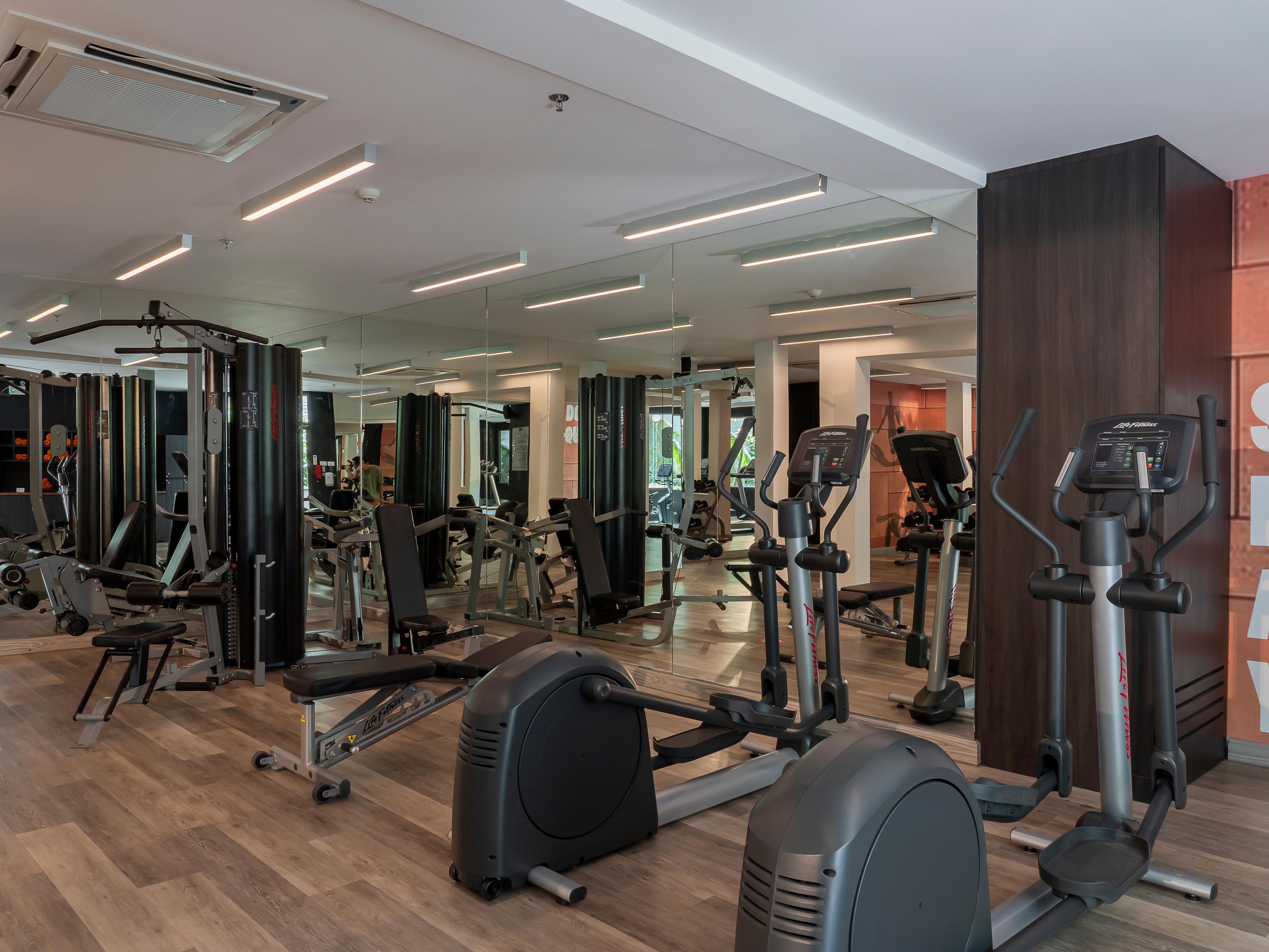 甲米奥南海滩假日酒店为您的健身计划提供全方位支持。24小时健身中心为您配备了各类常用健身器材，包括椭圆机、自由重量器材、踏步机、固定自行车和跑步机。