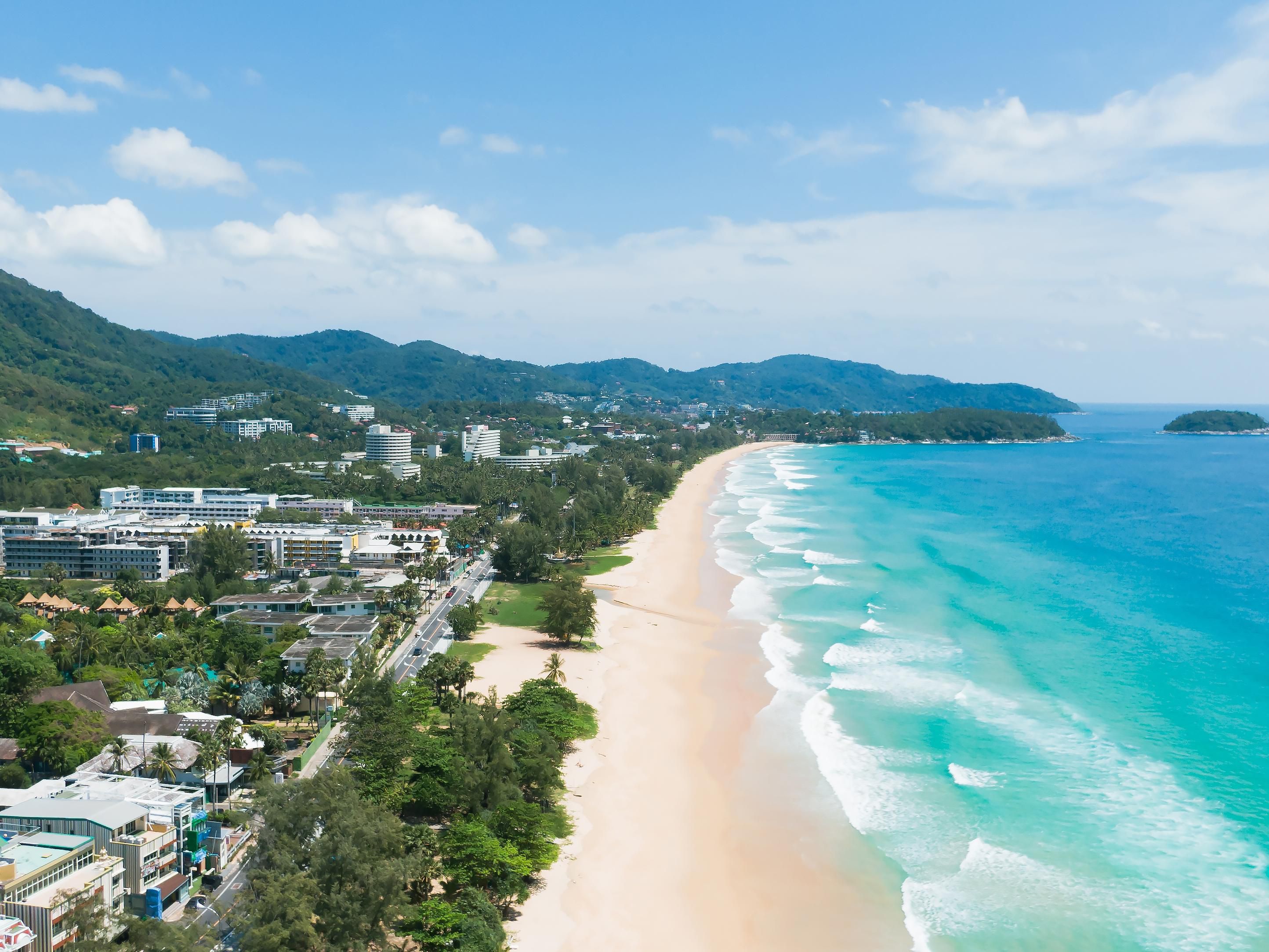 普吉岛卡伦海滩假日度假酒店兼具便利与自然之美。度假村坐落在宁静的卡伦海滩对面，提供安逸的热带度假体验，同时仅需短途车程即可到达芭东热闹的夜生活、娱乐和购物区。