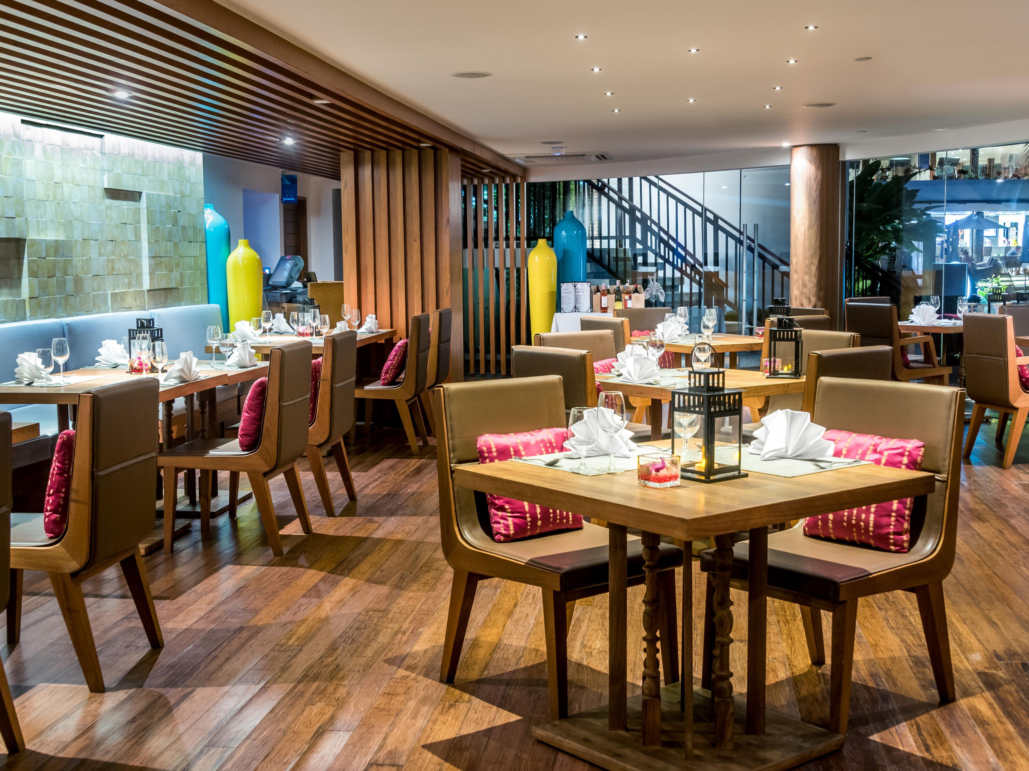 在我们的 Chef’s Table 餐桌上，体验泰国的精华。市场新鲜的海鲜、嫩滑的肉类、时令蔬菜和热带水果，在我们厨师团队的巧手下，变成独特的签名美食之旅，让您享受难忘的餐饮体验。