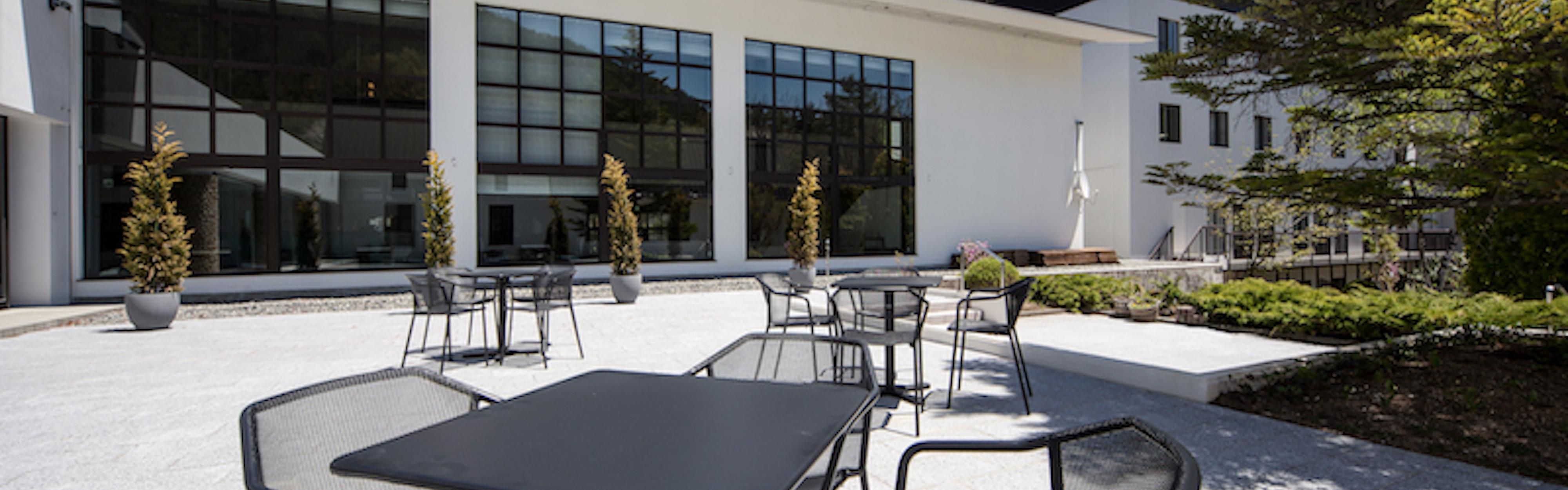 $hotelInfo.mediaDetails.welcomePhotos.primaryPhoto.caption}