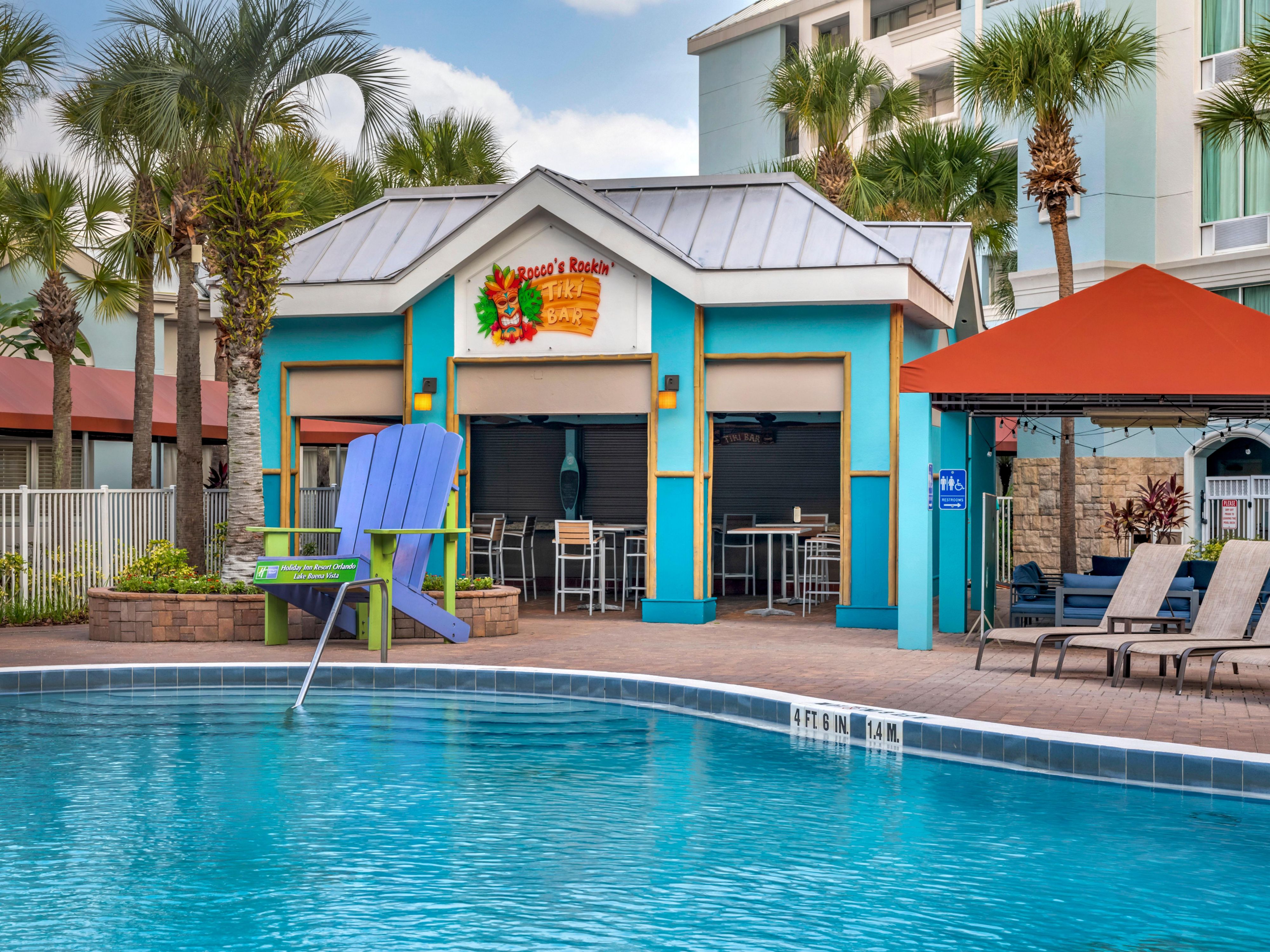 Enjoy lunch or dinner poolside under our covered patio. 
Find your favorite tropical cocktail or sip on your favorite drink at the bar on while soaking up the sun. 
Our poolside Tiki Bar has something for everyone. 