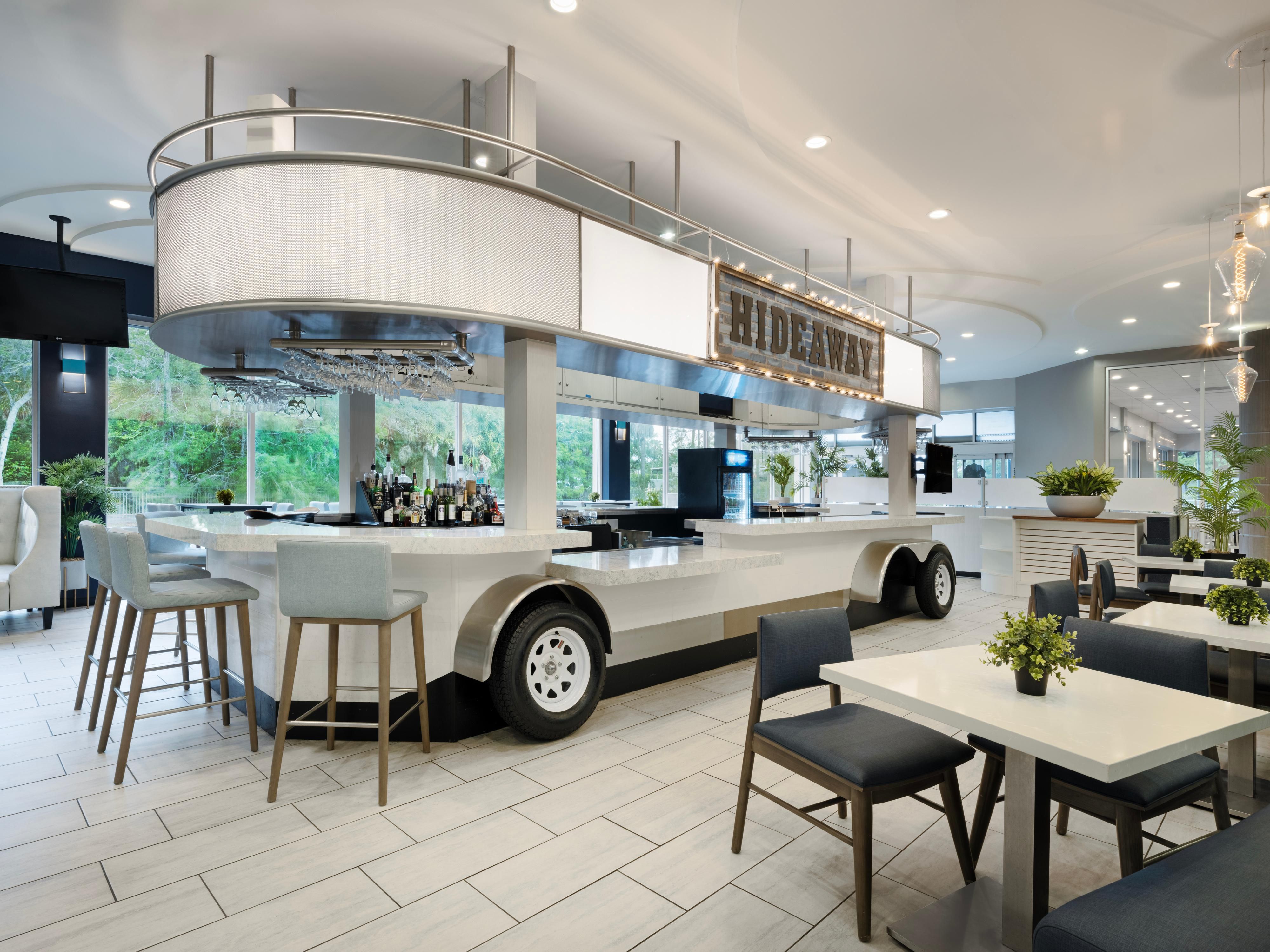 Hungry after a pool day or theme park dash? Choose from quick bites like tacos and pizza to sit-down meals with all the fixings. From our breakfast buffet to signature cocktails, there’s something tasty for every appetite, without ever leaving the resort.