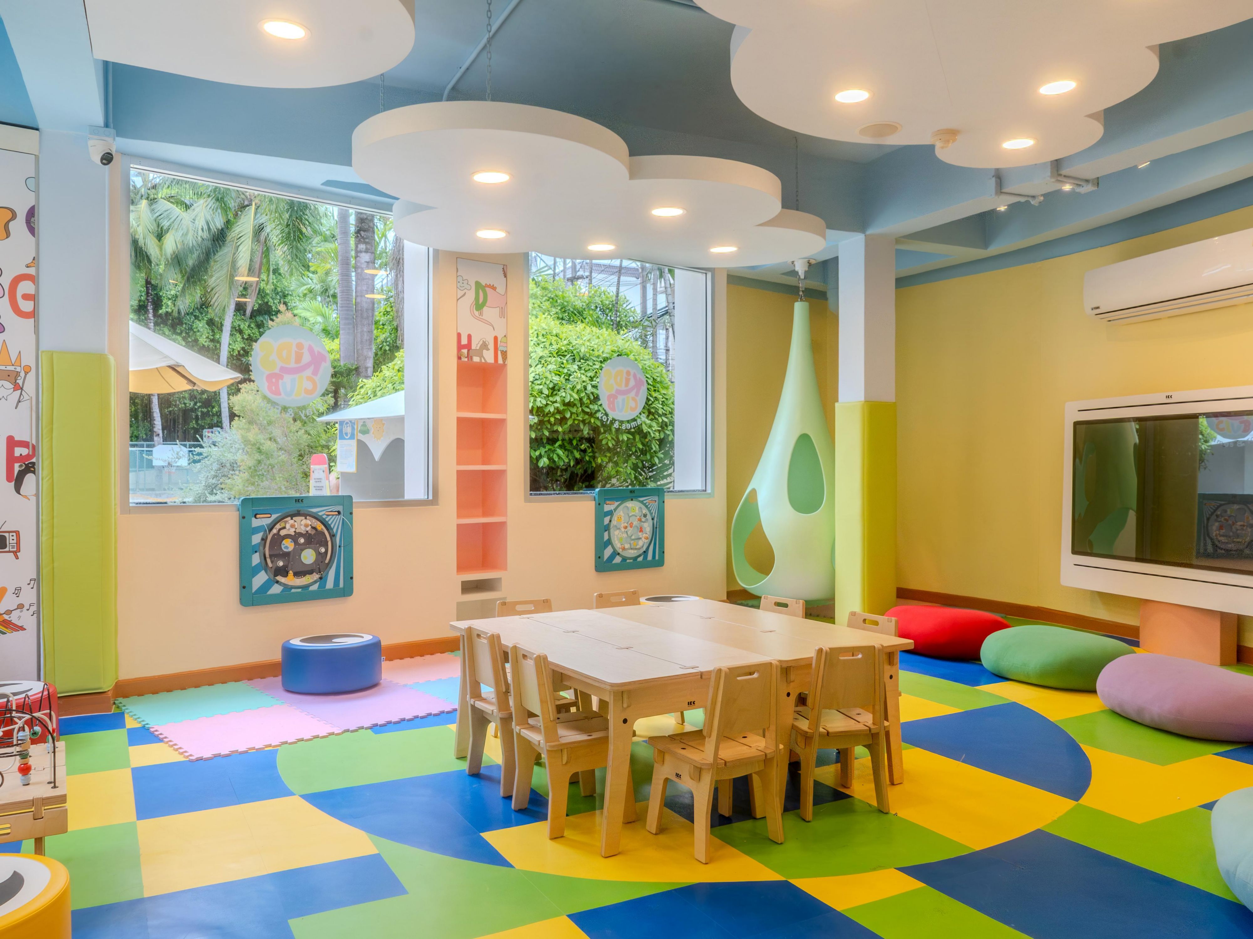 普吉岛假日度假酒店地理位置优越，非常适合家庭入住，孩子们可以免费住宿和用餐，并且会喜欢位于主翼楼的专用儿童游泳池和儿童俱乐部，那里提供有益健康的水上和水下娱乐和教育活动。 如果您和小孩一起旅行，让他们度过一个永远不会忘记的假期。