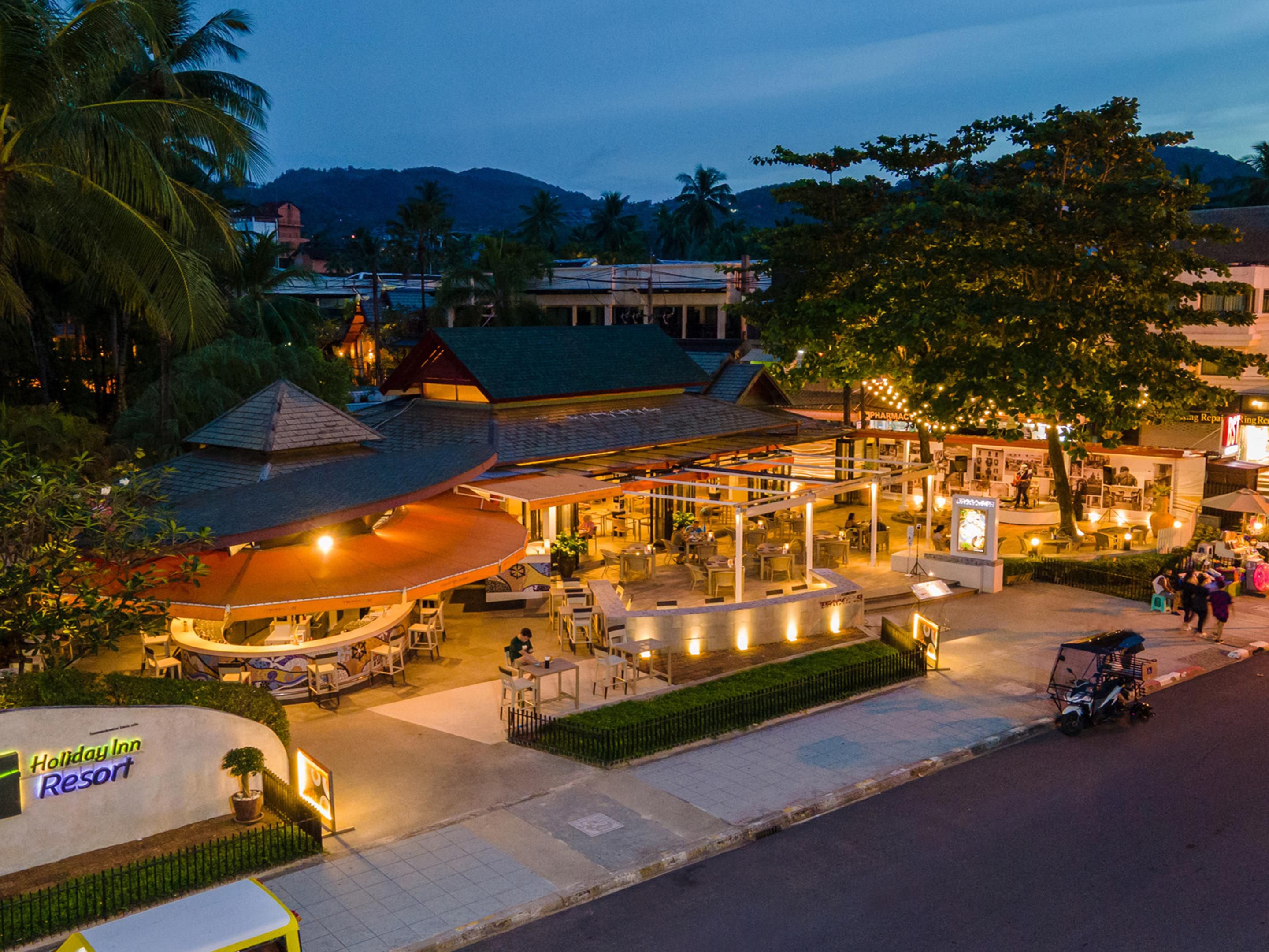 Savour the flavours of our four distinct restaurants. Sea Breeze Breakfast offers continental classics and local favourites. Sam’s Steaks serves expertly grilled prime cuts, while Terrazzo Italian features exquisite Italian cuisine in a charming setting. Enjoy authentic Thai creations at Charm Thai. We offer diverse dining to please every palate.