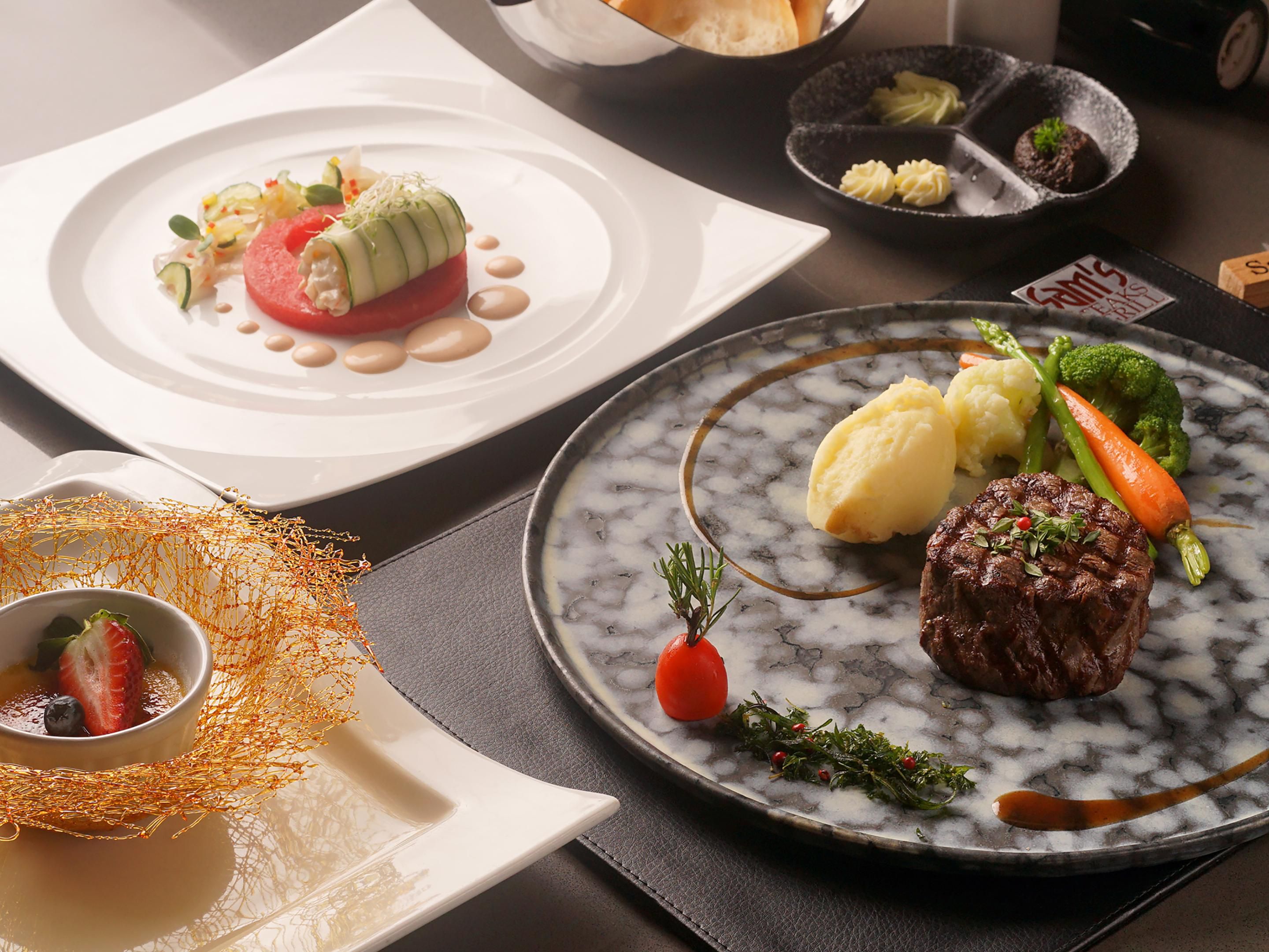 Sam's Steaks & Grill 供應最優質的優質進口牛排，在精緻的環境中提供頂級美食。 我們精心製作的菜單配有多種新舊葡萄酒可供選擇，非常適合兩人享用私人晚餐。