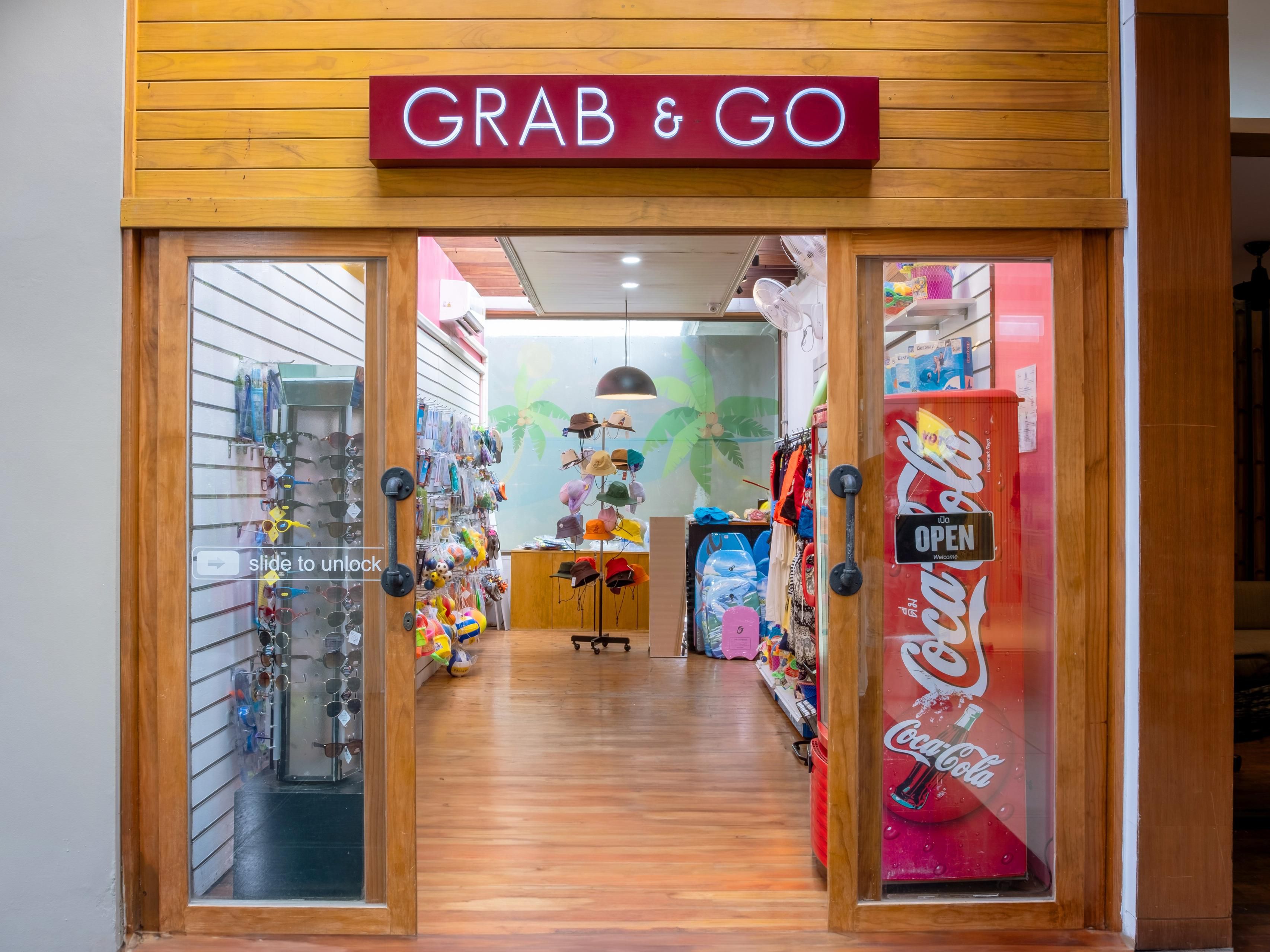 普吉岛苏林海滩假日度假酒店的便利店提供旅行者所需的一切——从快捷小吃、清爽饮品到日常必需品，让您的住宿更加舒适。